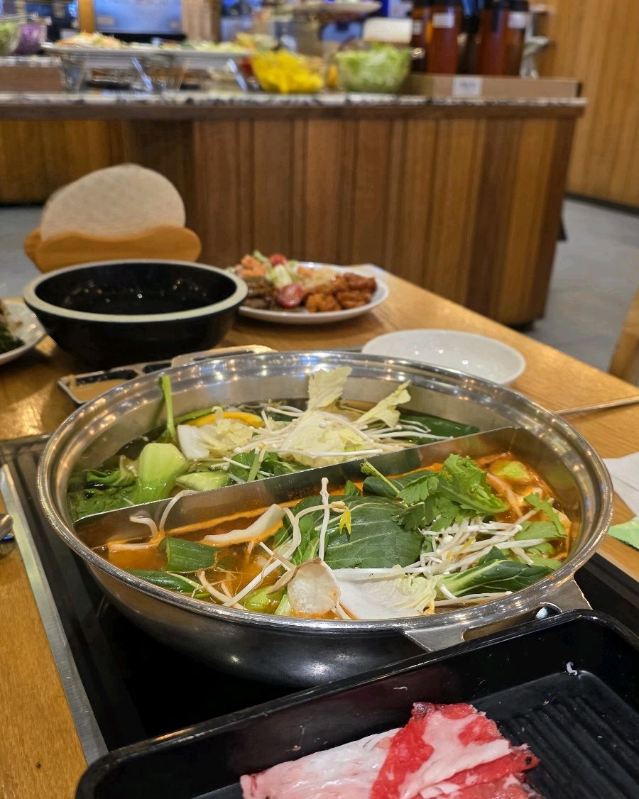 신선한 재료랑 양이 너무 많아서 가성비 최고인 것 같습니다. 원래 샤브샤브 먹고 죽 만들어