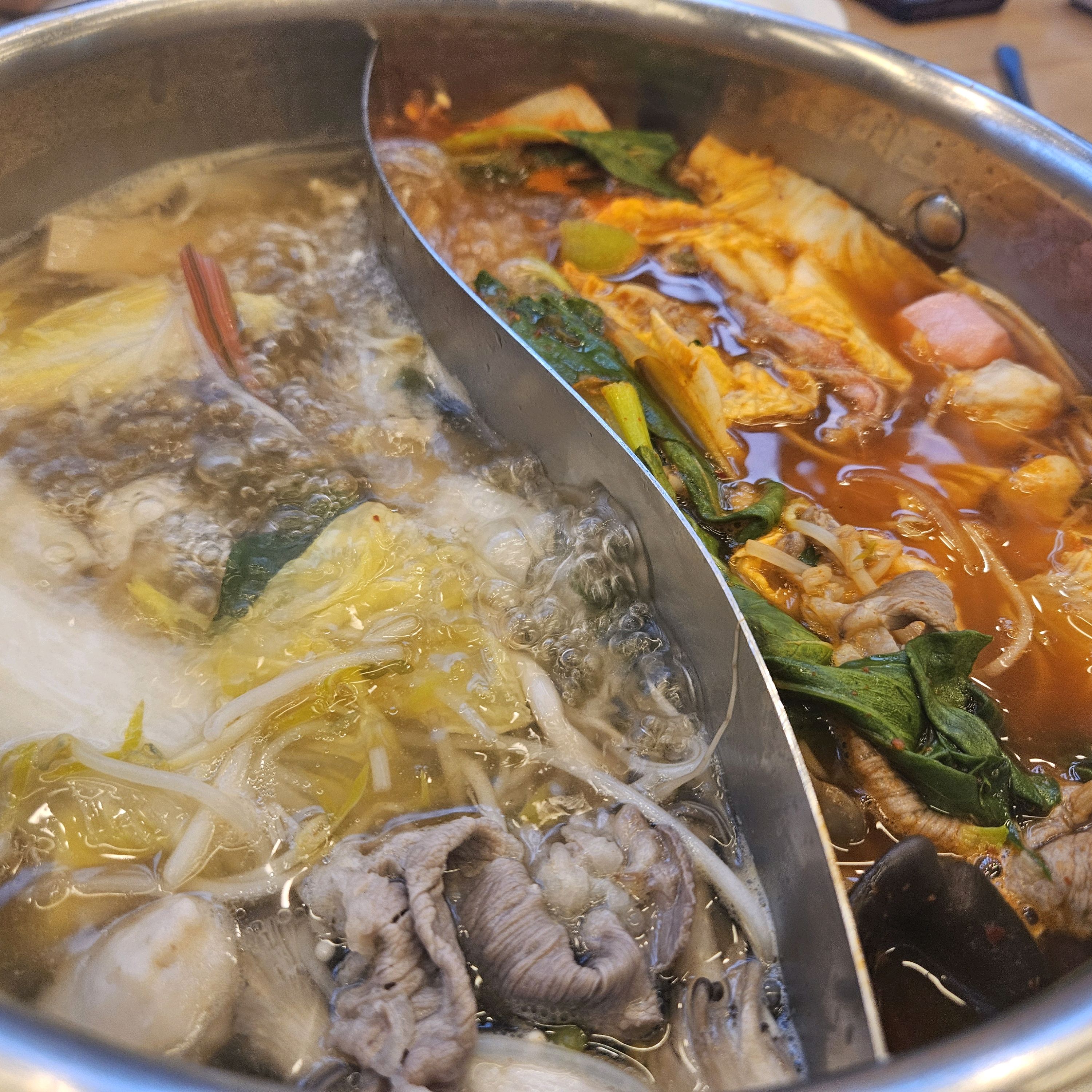 주말 5시 30분쯤 방문했는데 바로 입장했지만 그 다음부터는 웨이팅이 있었어요. 지하에 주