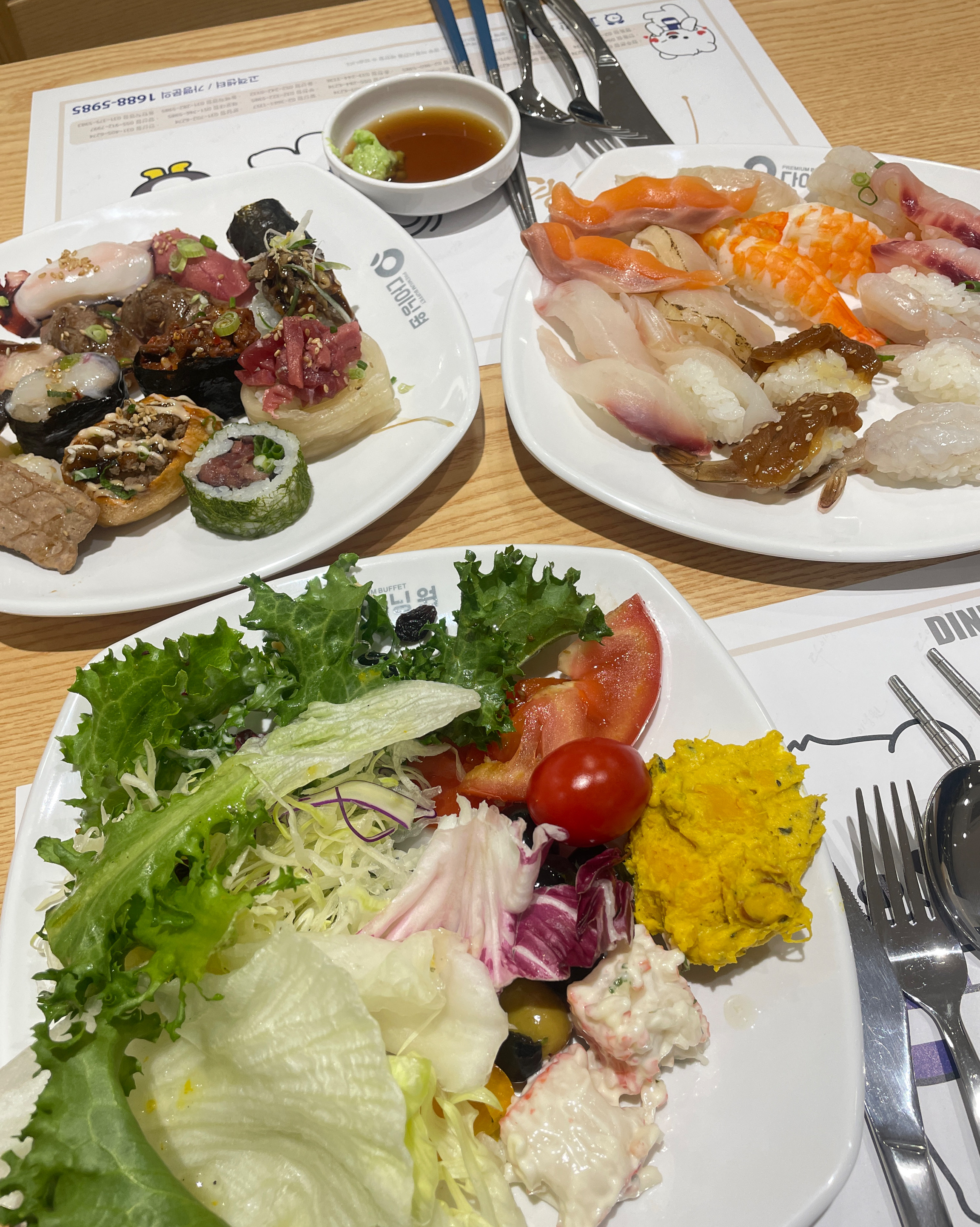 초밥, 롤 종류가 많아요. 그대신 회는 없음. 음식 전반적인 맛이 좋은편임. 크레페 케이크
