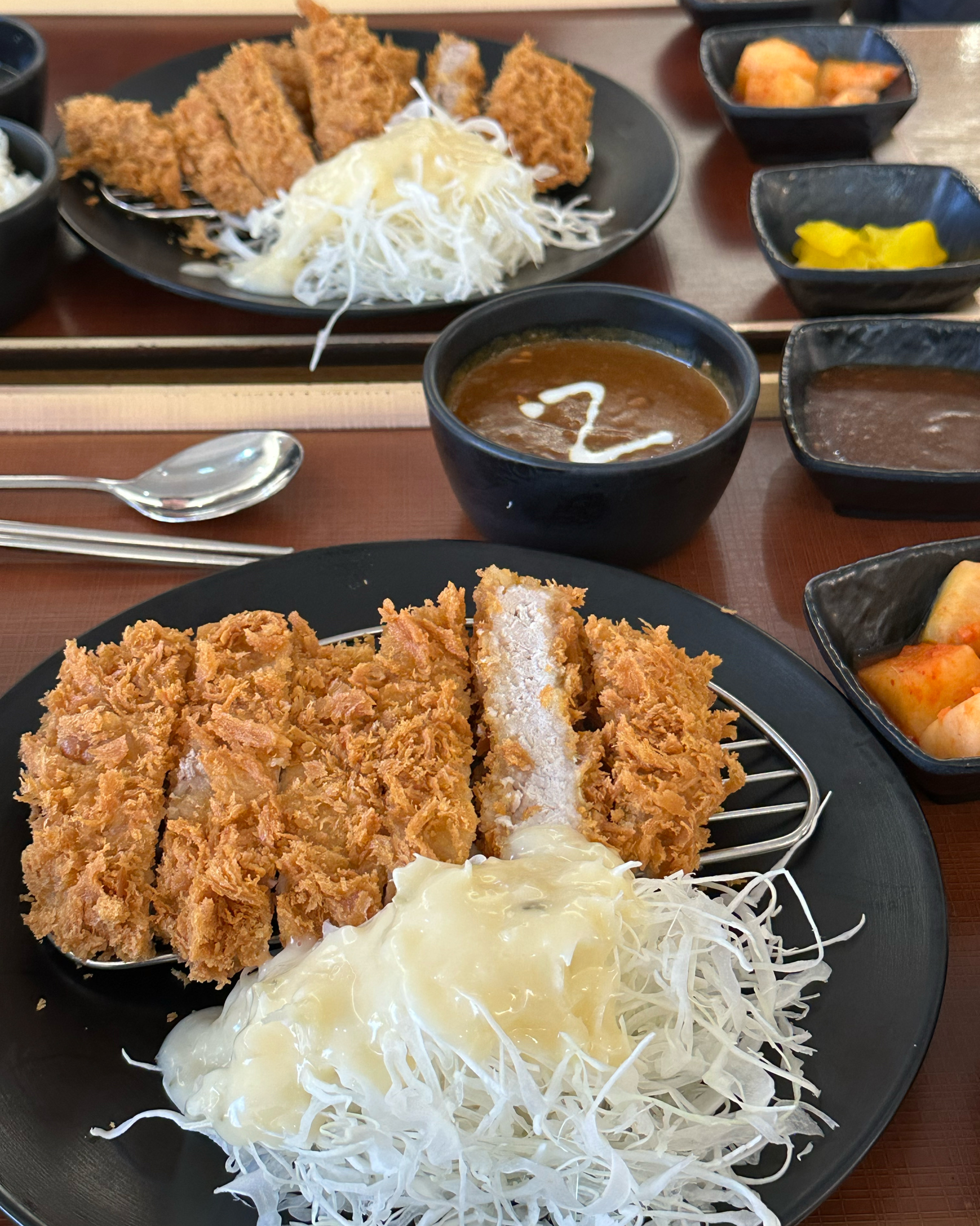 맛있긴한데 1시간 이상 기다릴 정도는 아닌 것 같아요... 치즈카츠가 품절이라 못 먹은건 