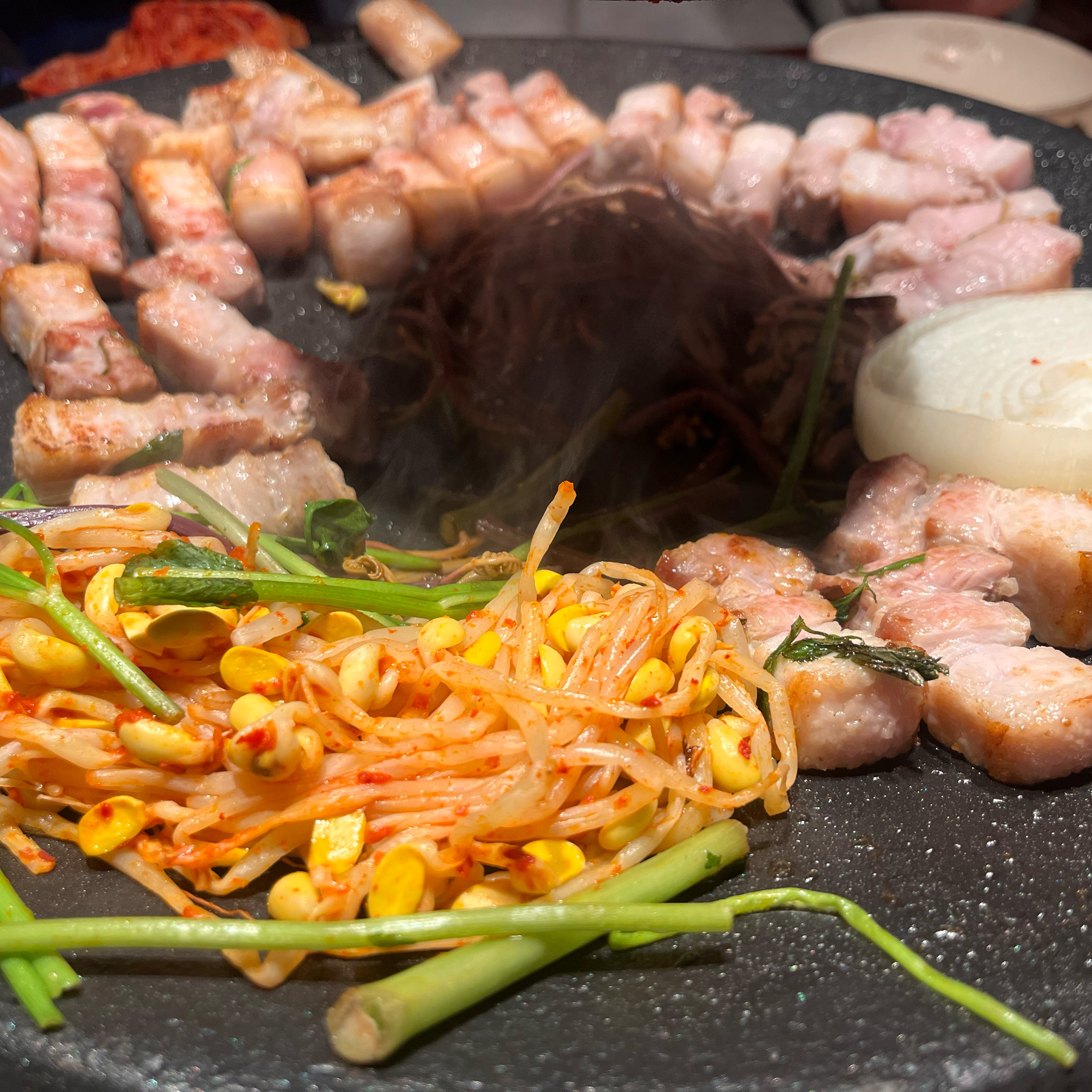 오랜만에 왔는데 너무 깔끔하고 고기도 질이 좋아요!!! 김치도 맛있고 야채도 가득가득!!