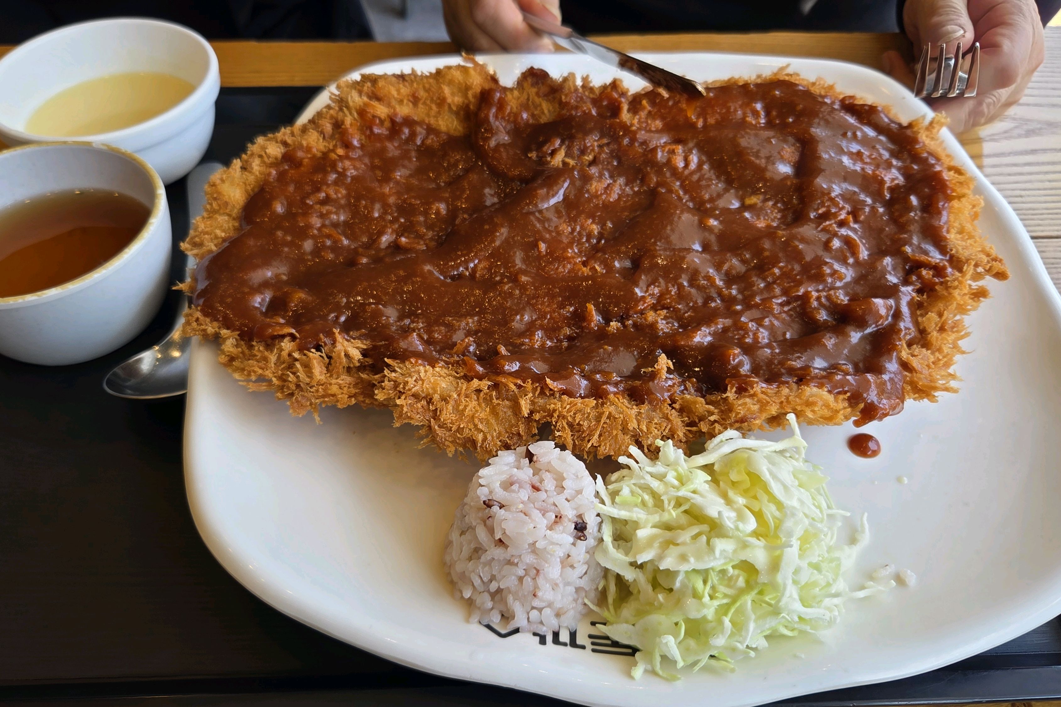 가족식사하러 왔는데 맛도 좋았고 양이 푸짐하네요. 서빙하시는 분들이 하나씩 서빙하면 좋겠네