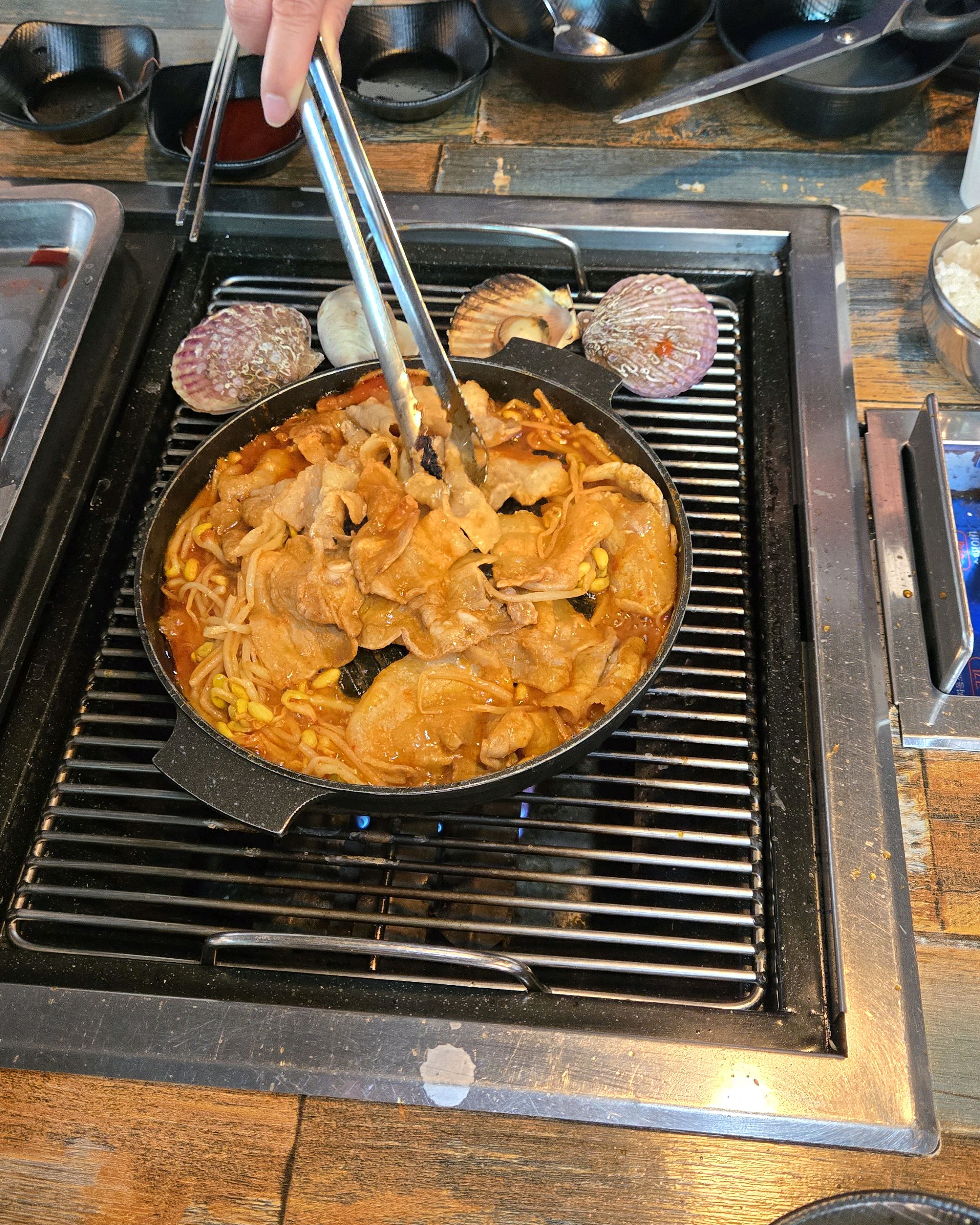 고기와 조개를 한꺼번에 맛볼 수 있고 양도 푸짐해서 좋았어요. - 아바이마을 맛집 명품고기랑조개랑
