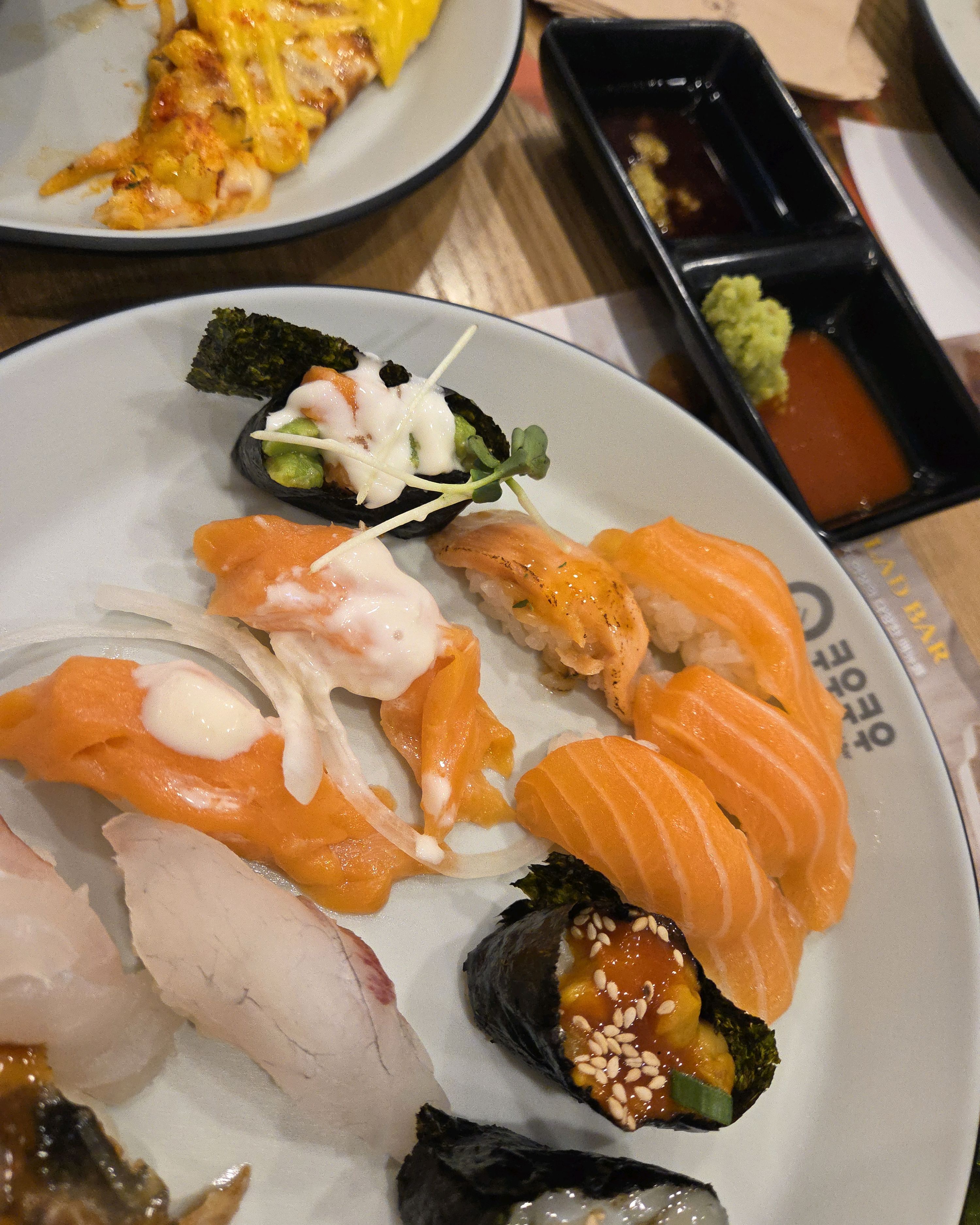 음식은 신선하고 맛있으나, 타 매장보다 자리 안내를 못함. 평일 저녁 여유로운 자리가 많음