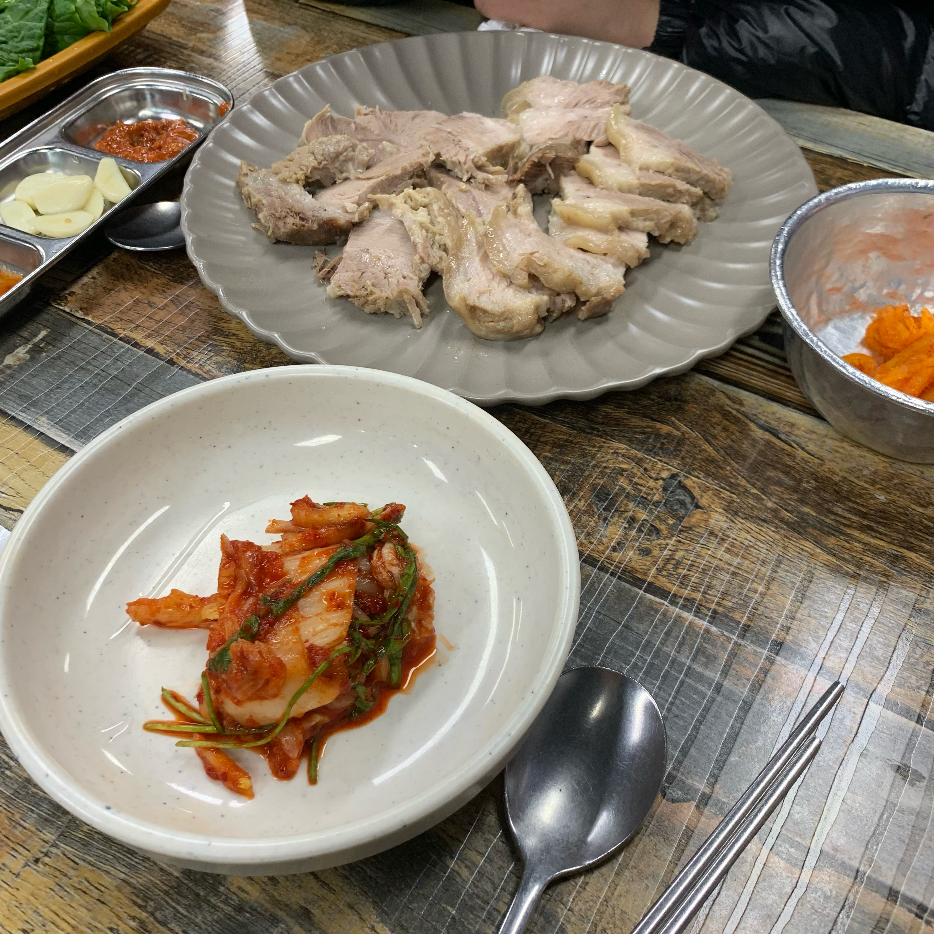 분명 칼국수도 당근시키고 돈까스도 시켜 먹었는데 사진은 이것뿐..... 허겁지겁 먹느라 정