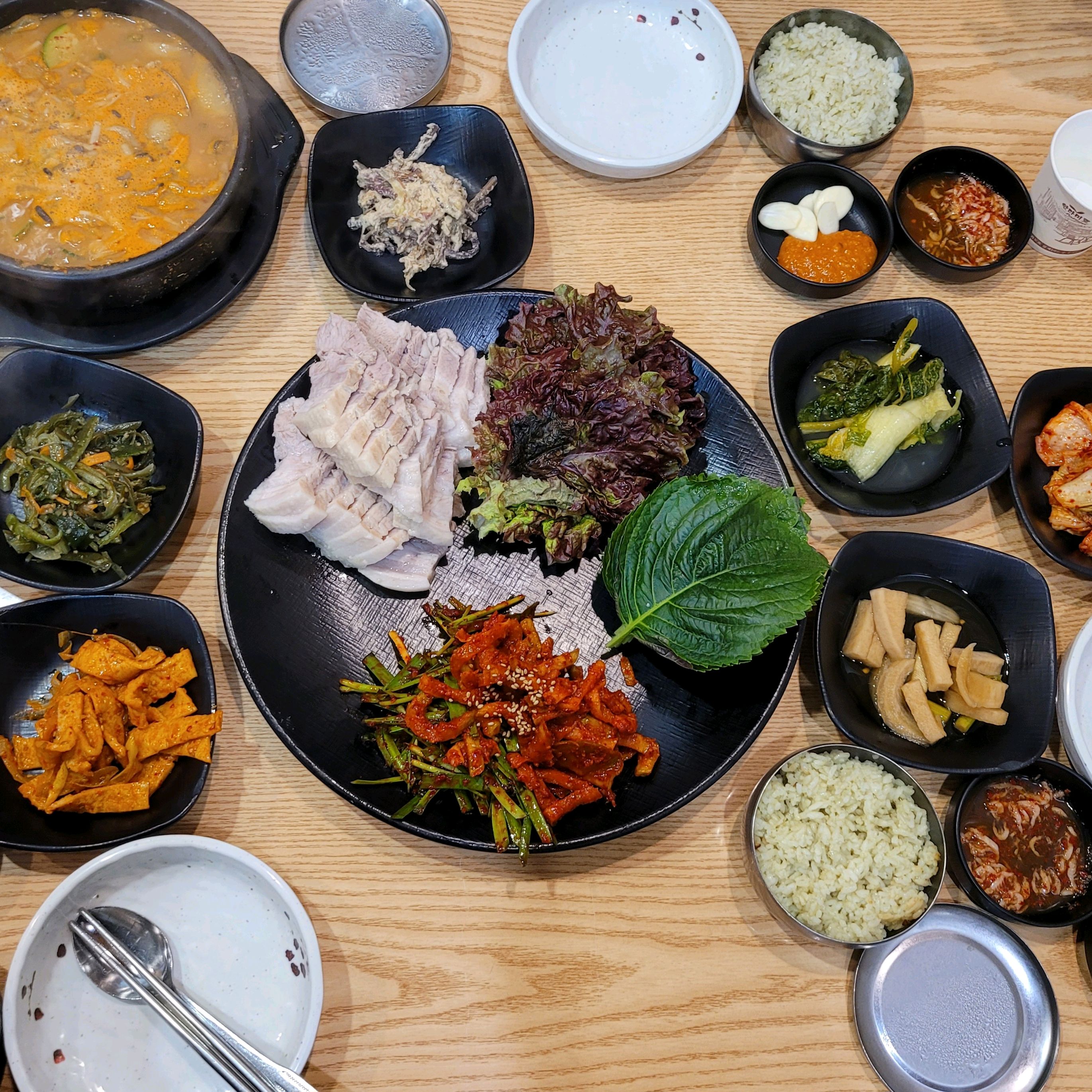보쌈정식 3인에 고기추가해서 먹었어요 음식 맛이 깔끔해서 어른 모시고 가기 너무 좋아요~