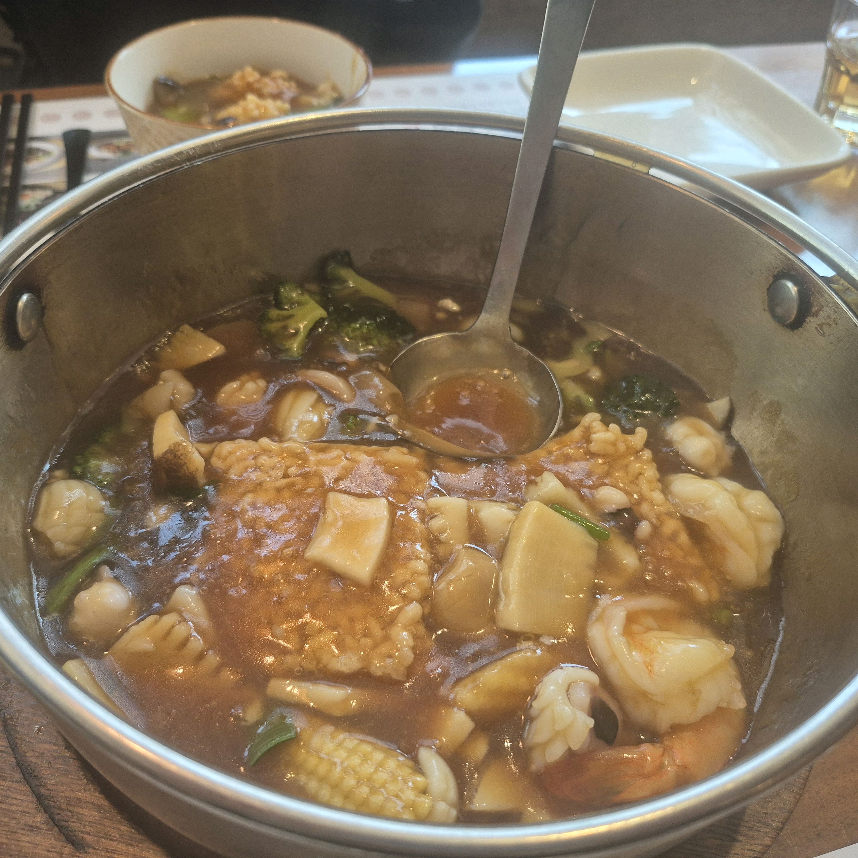 와이프랑 누릉지탕 먹으러 왔어요~쌀쌀한 날 너무 맛있어 보이길래 왔는데 직원 분들도 너무