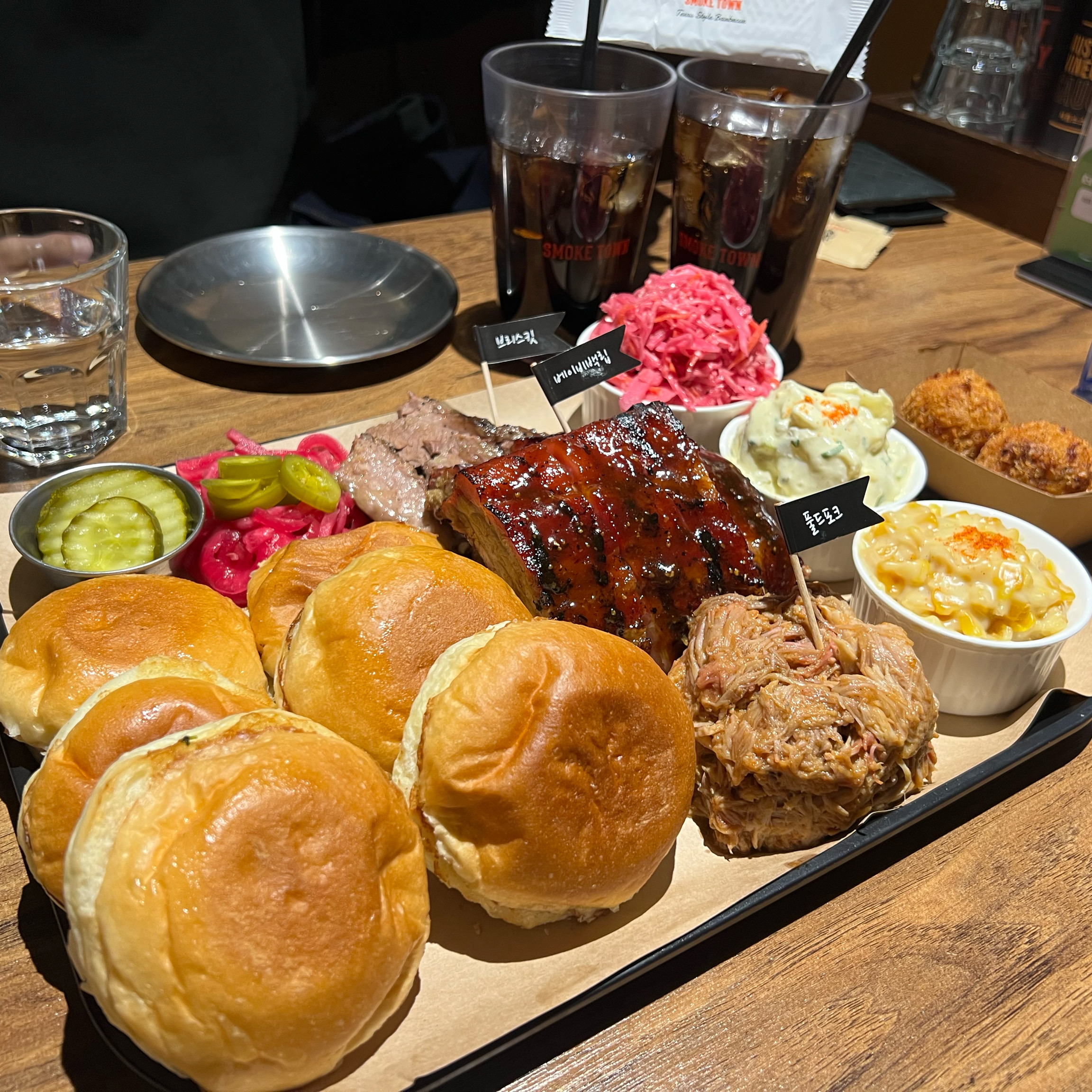 3미트 플래터 시커서 먹었는데 둘이 먹기에 딱 좋고 넘 맛있었어요!! 우연히 보고 들어왔는