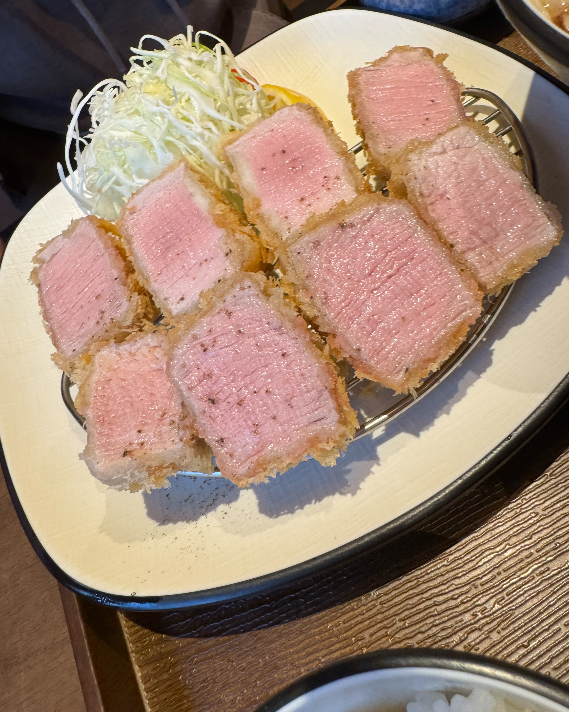 너무 맛있어요!! 최애 돈가스맛집 따로있었는데 남편이 한번만 같이와보자 진짜맛있다해서 왔다