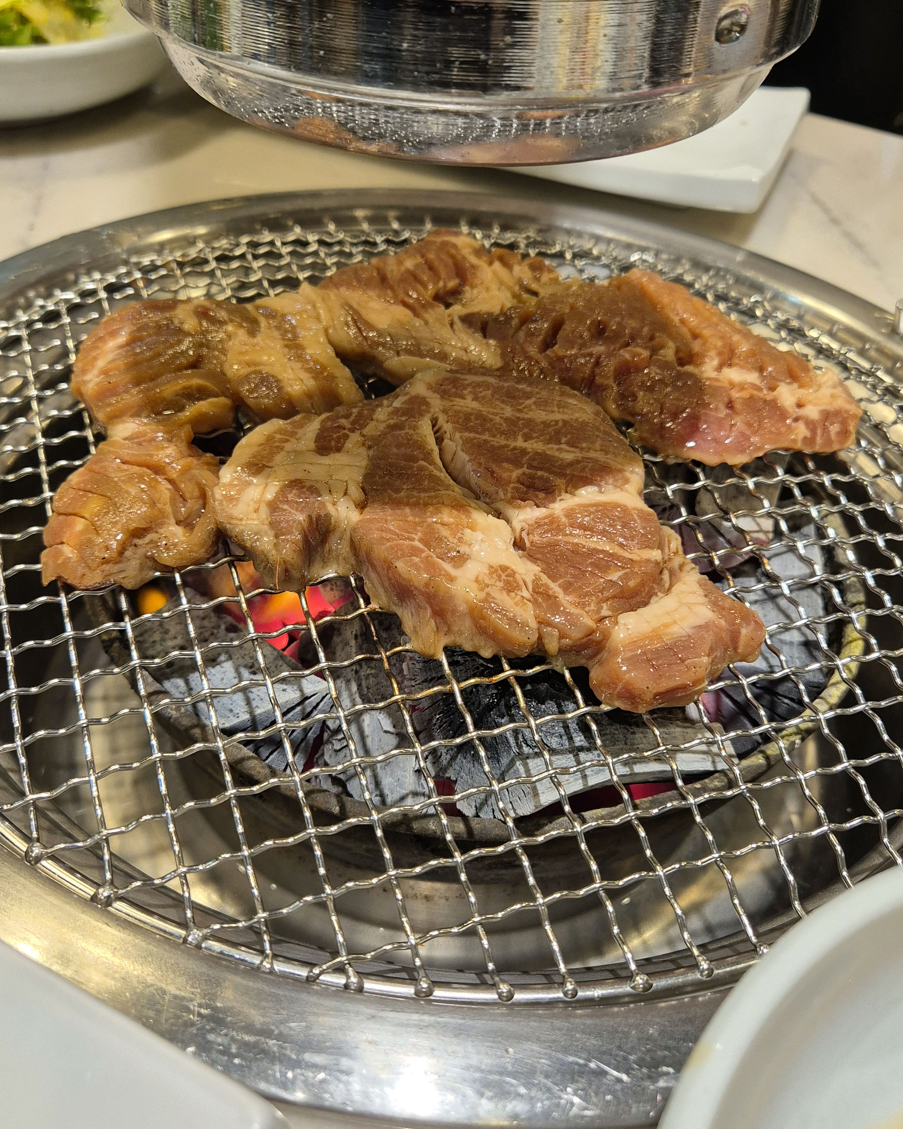 반찬 잘 나오고 갈비 주문하니 삼겹살 을 서비스로 주시네요 음식 다 무난하기 괜찮았어요 후