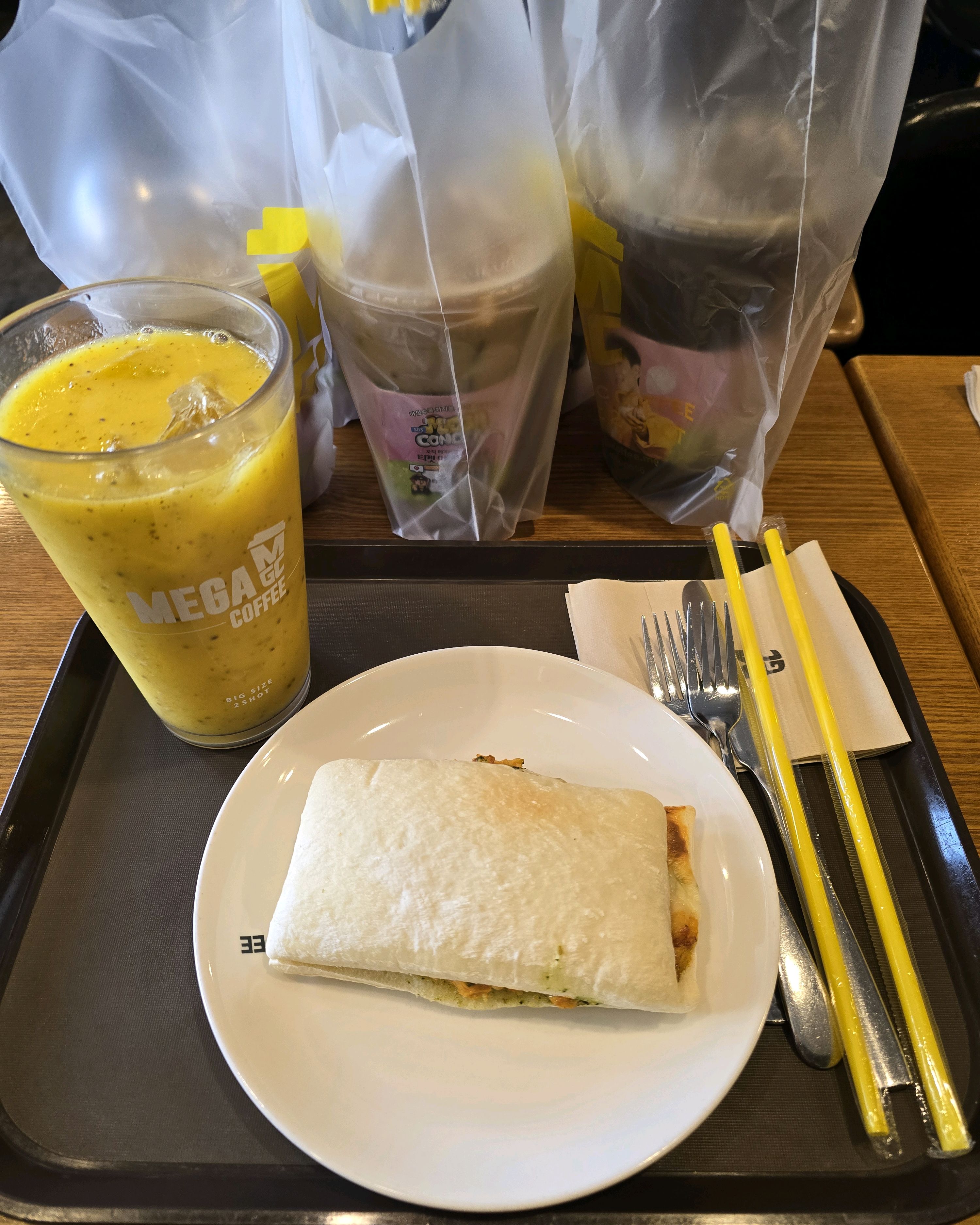 매장 내부가 넓고 쾌적해요 ✨️ - 권선동 맛집 메가MGC커피 수원아이파크시티점