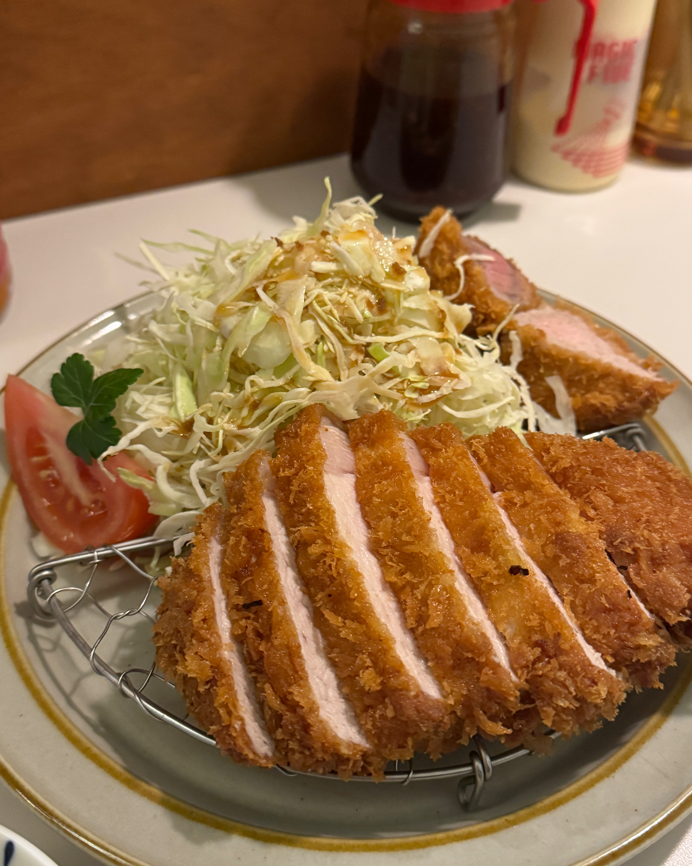 질 좋은 고기를 아주 적절한 방법으로 숙성시키고 요리해서 내어 놓는 등심카츠라, 한 점 한