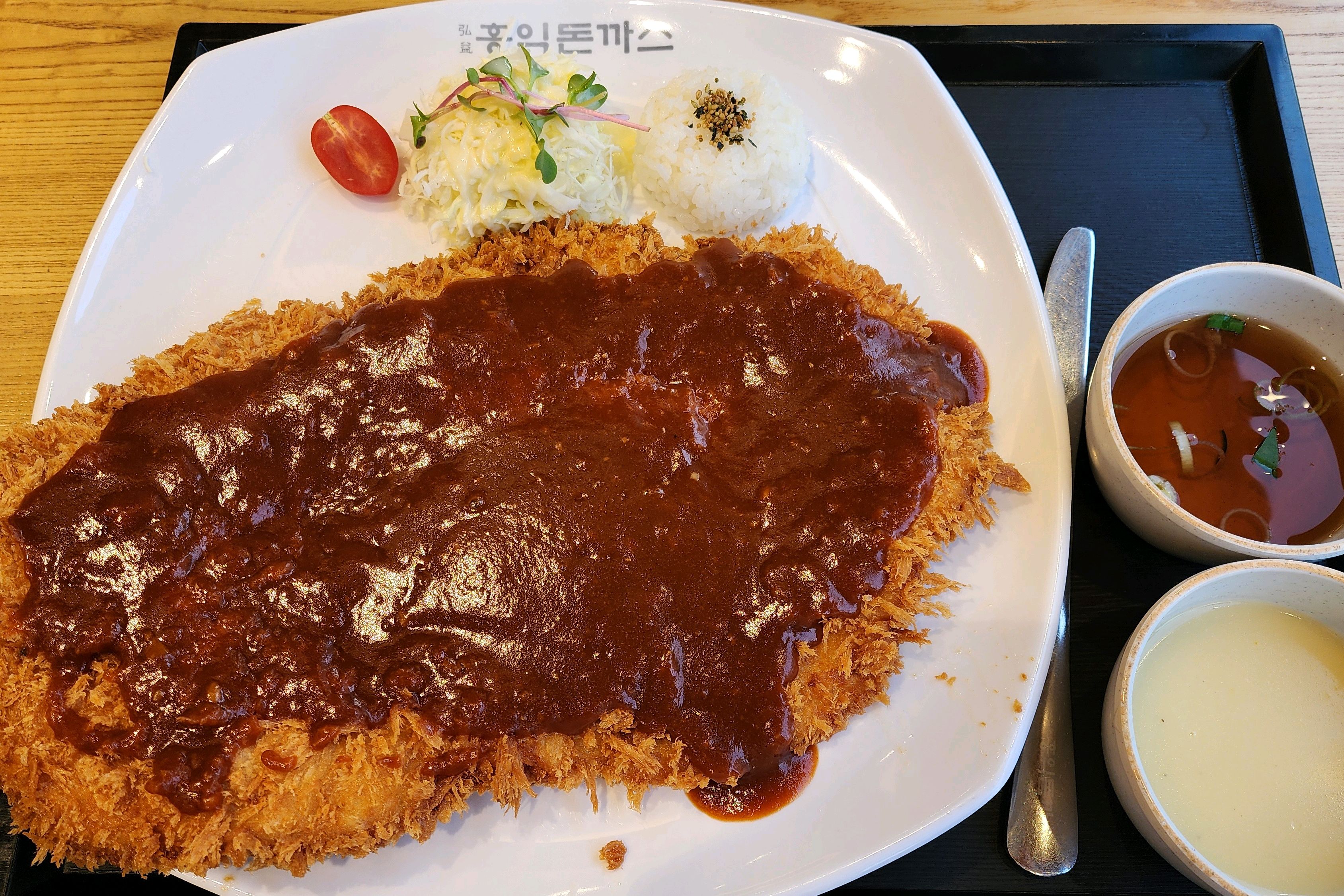 돈까스 양, 크기가 엄청나다. 많이 먹는 내가 질릴정도~ - 홍천 맛집 홍익돈까스 홍천점