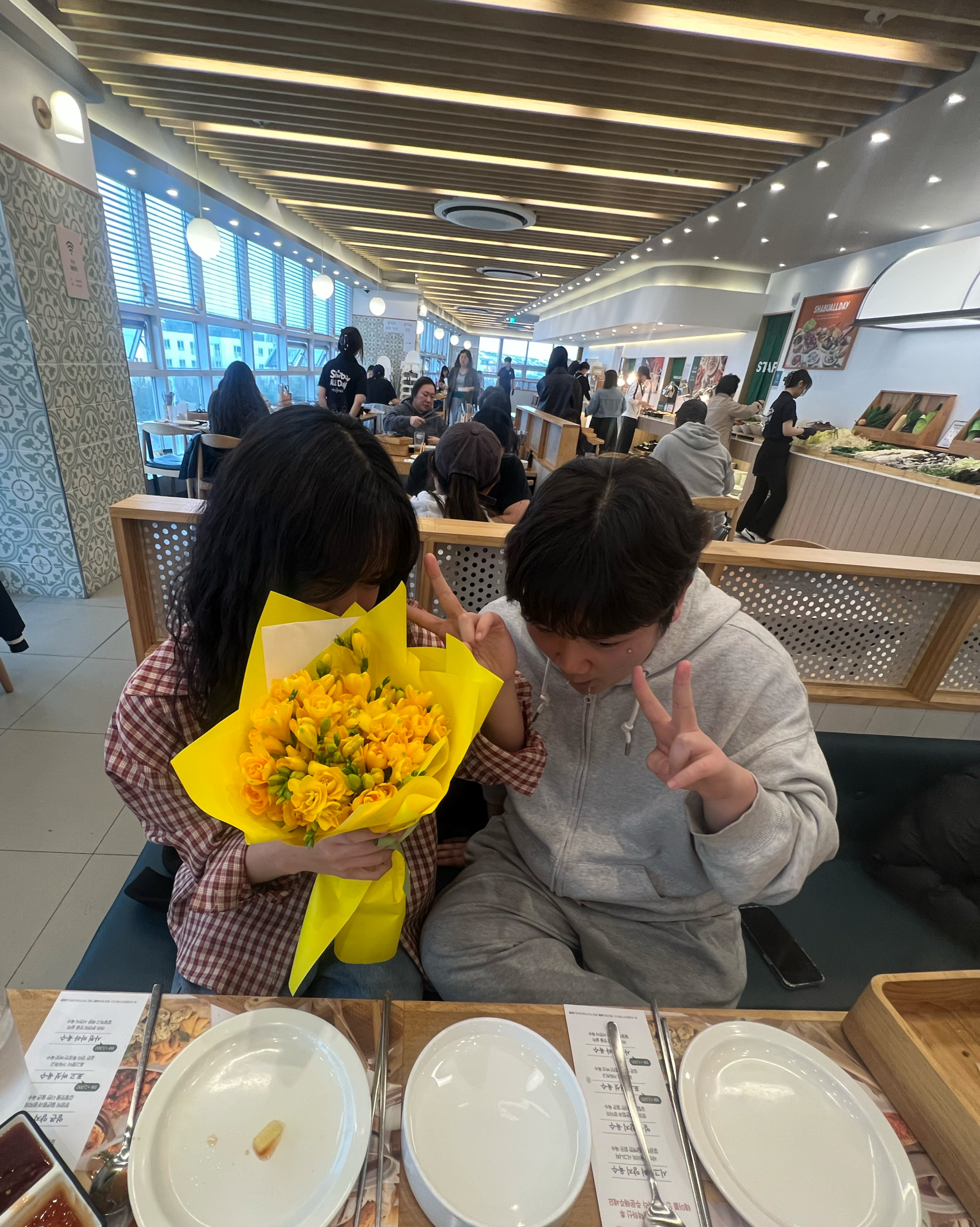 생일날 맞이해서 첫방문 해보았는데 겉으로 보기보디 매장이 매우 넓고 쾌적했어요! 샤브뿐만이