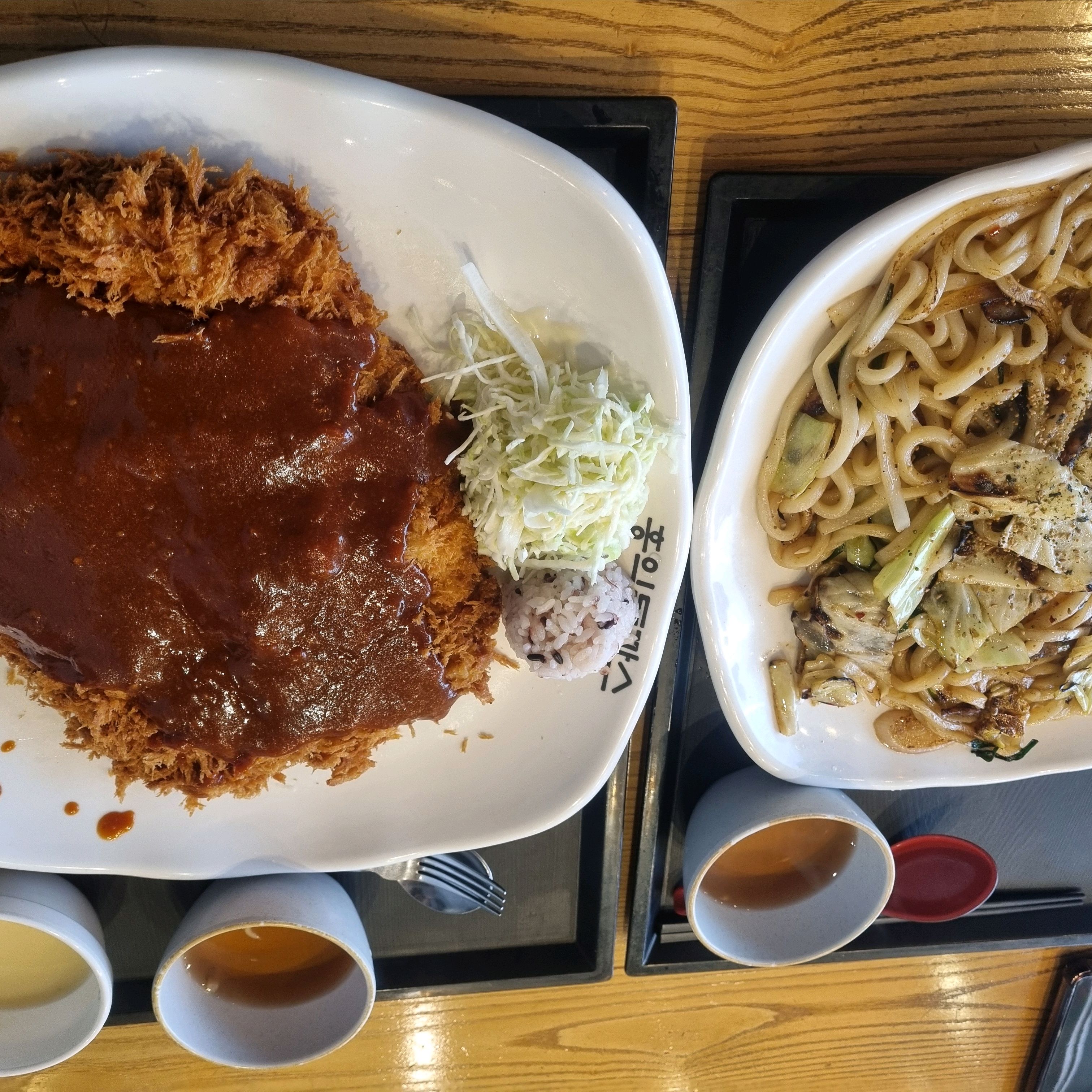 사람 많은데 그래도 금방 입장 가능하네요! 맛있고 친절합니다 - 전주 평화동 맛집 홍익돈까스 전주평화점