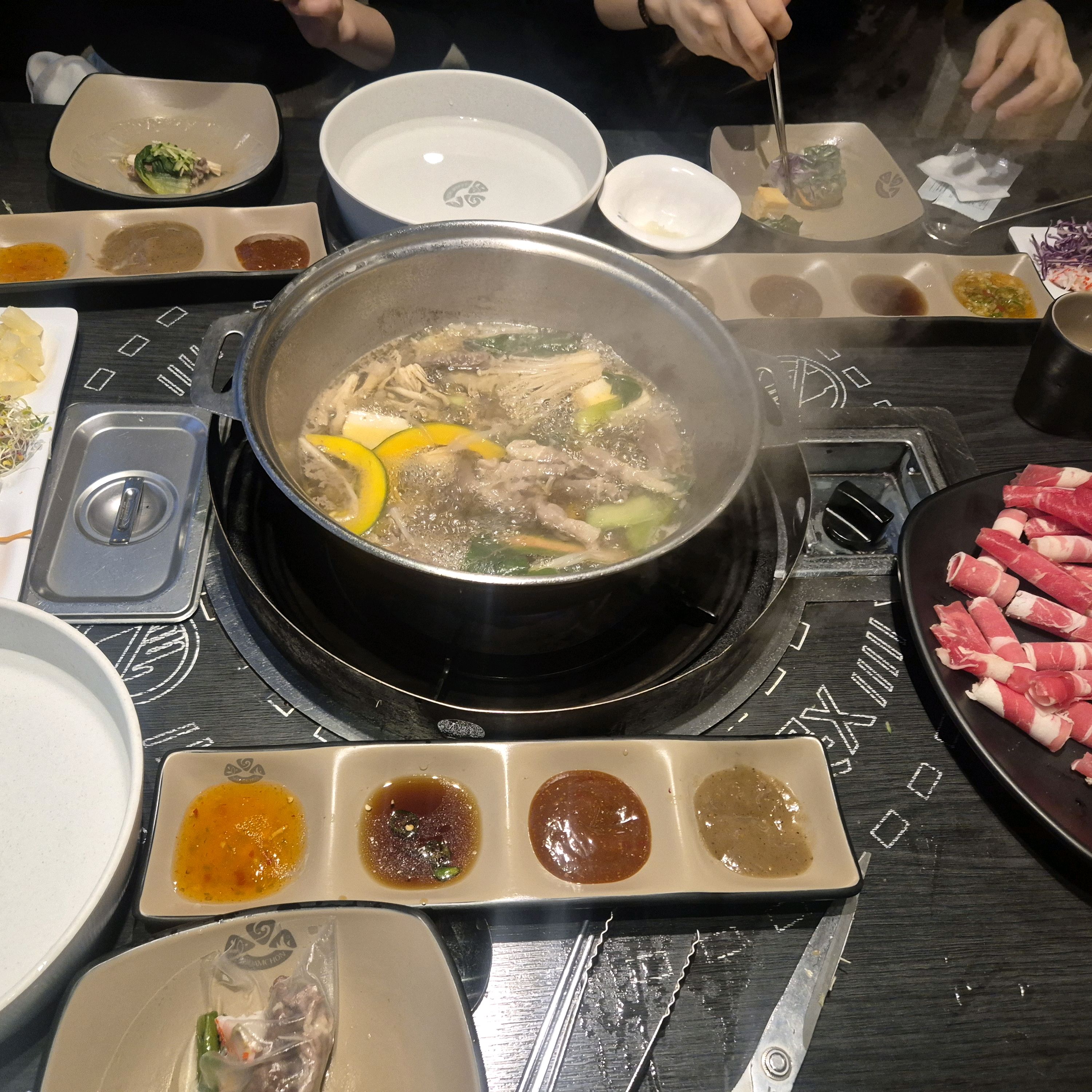 방문하면 항상 배 빵빵해서 나가게 되는 곳입니다. 고기 쿠폰이 있어서 고기를 더 받았고요.