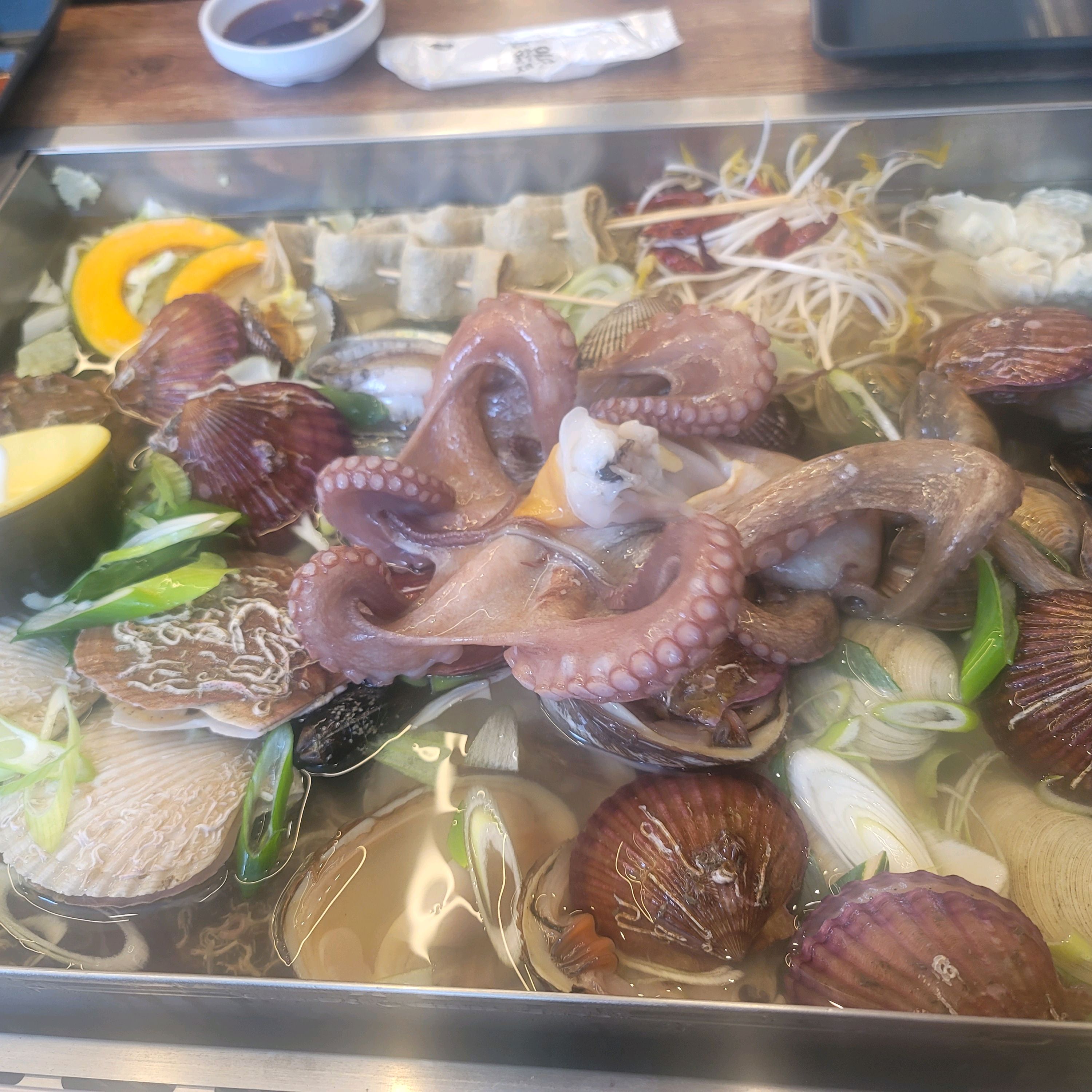 가족식사 하러 방문했습니다 메인메뉴도 사이드메뉴도 식사메뉴도 다 맛있는 곳입니다 해물먹고 