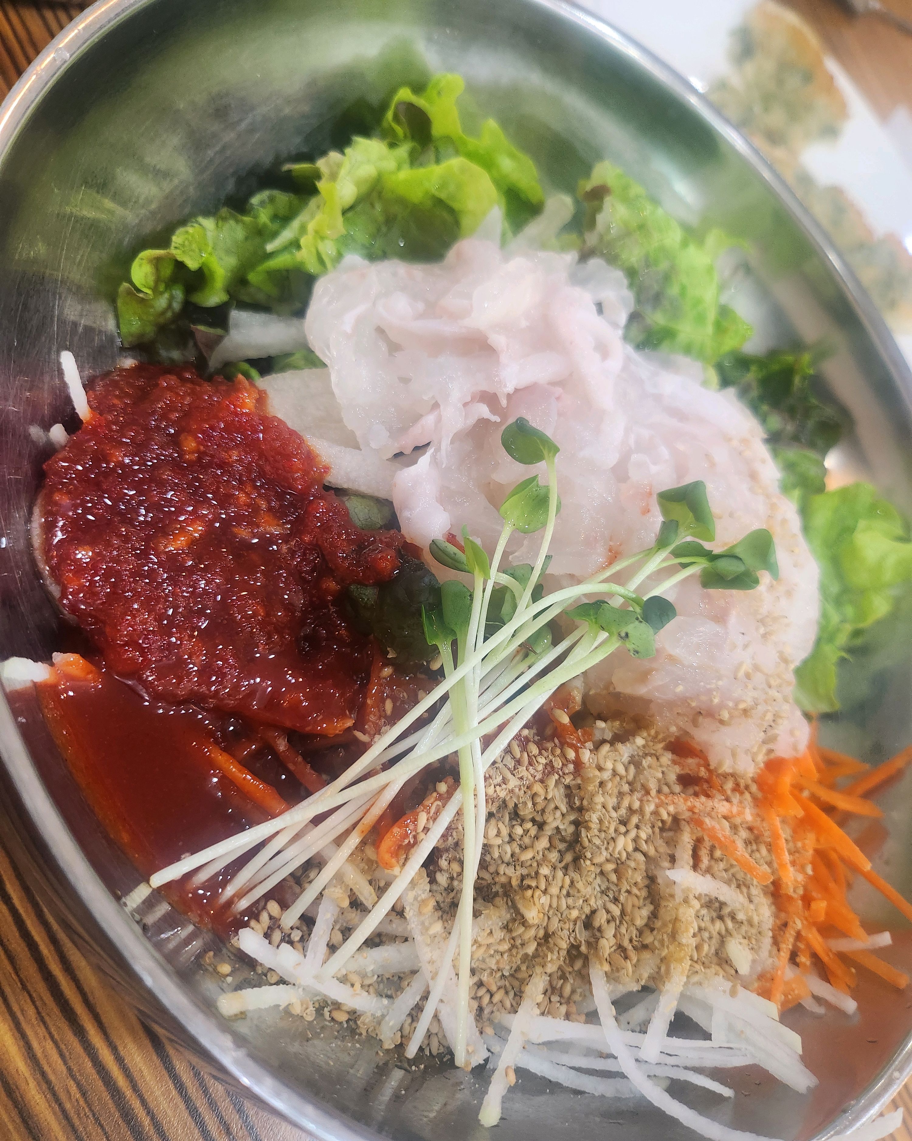 회가 푸짐하니 맛있어요..양념장간이쎄지않고 신선한야채와 싱싱한횟감이 어울어진..몇일전  지