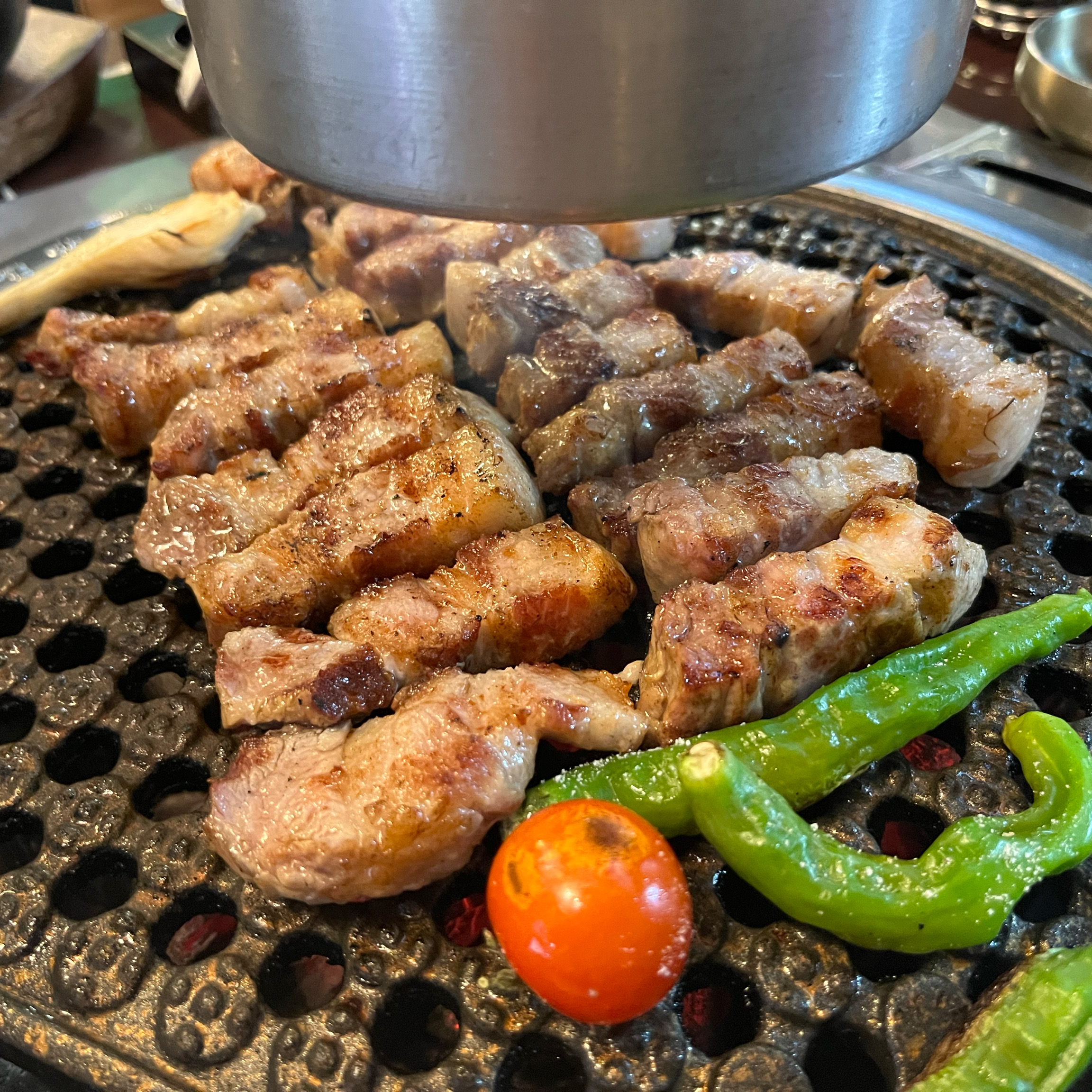 아이랑 고기먹으러 왔는데 반찬도 잘나오고 세트메뉴 켰는데 너무 맛있어요~ 다 구워주셔서 편