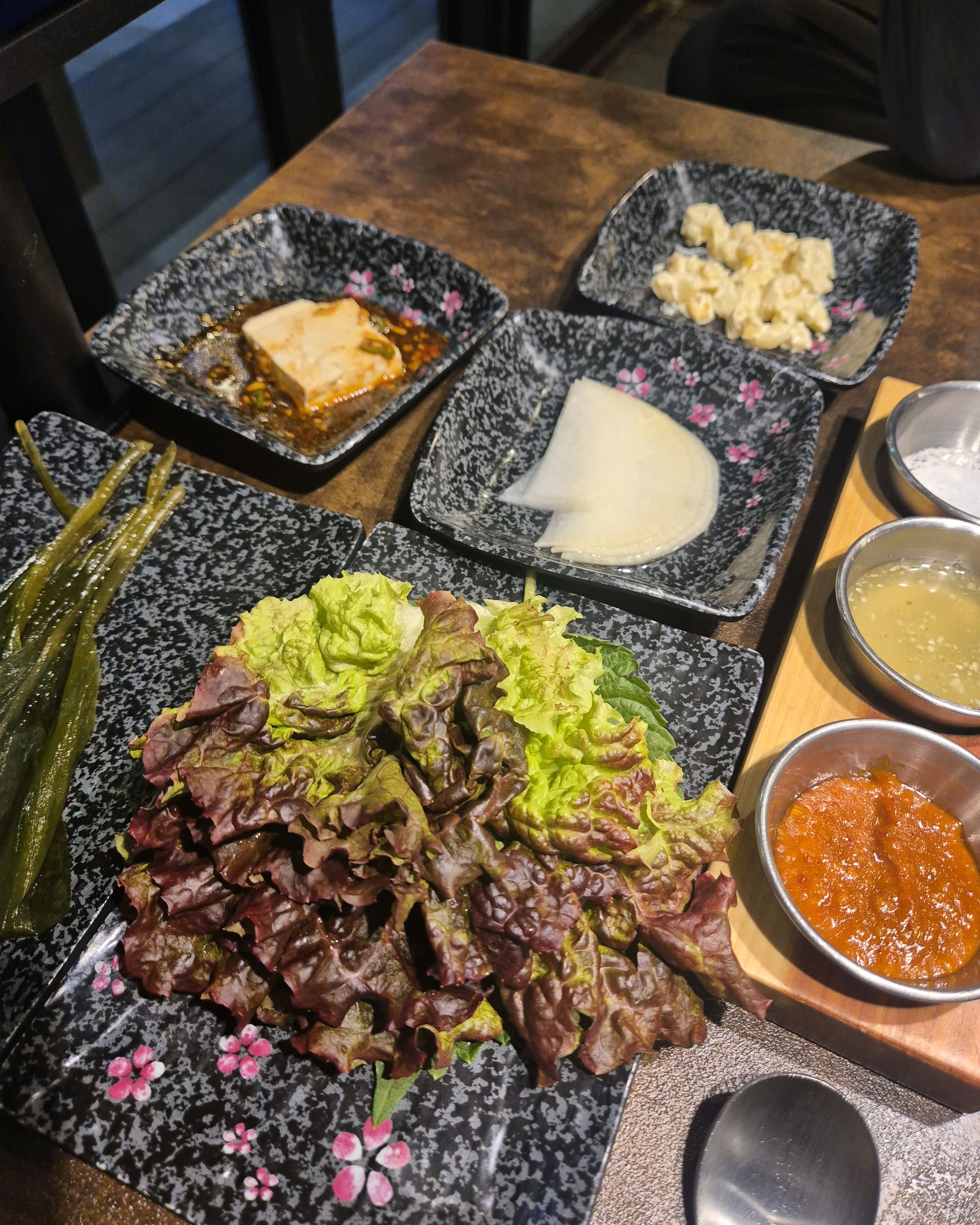 반찬도 잘 나오고 맛있게 잘 먹었습니다:) 다음에 또 올게요. - 불당동 맛집 특돼지집