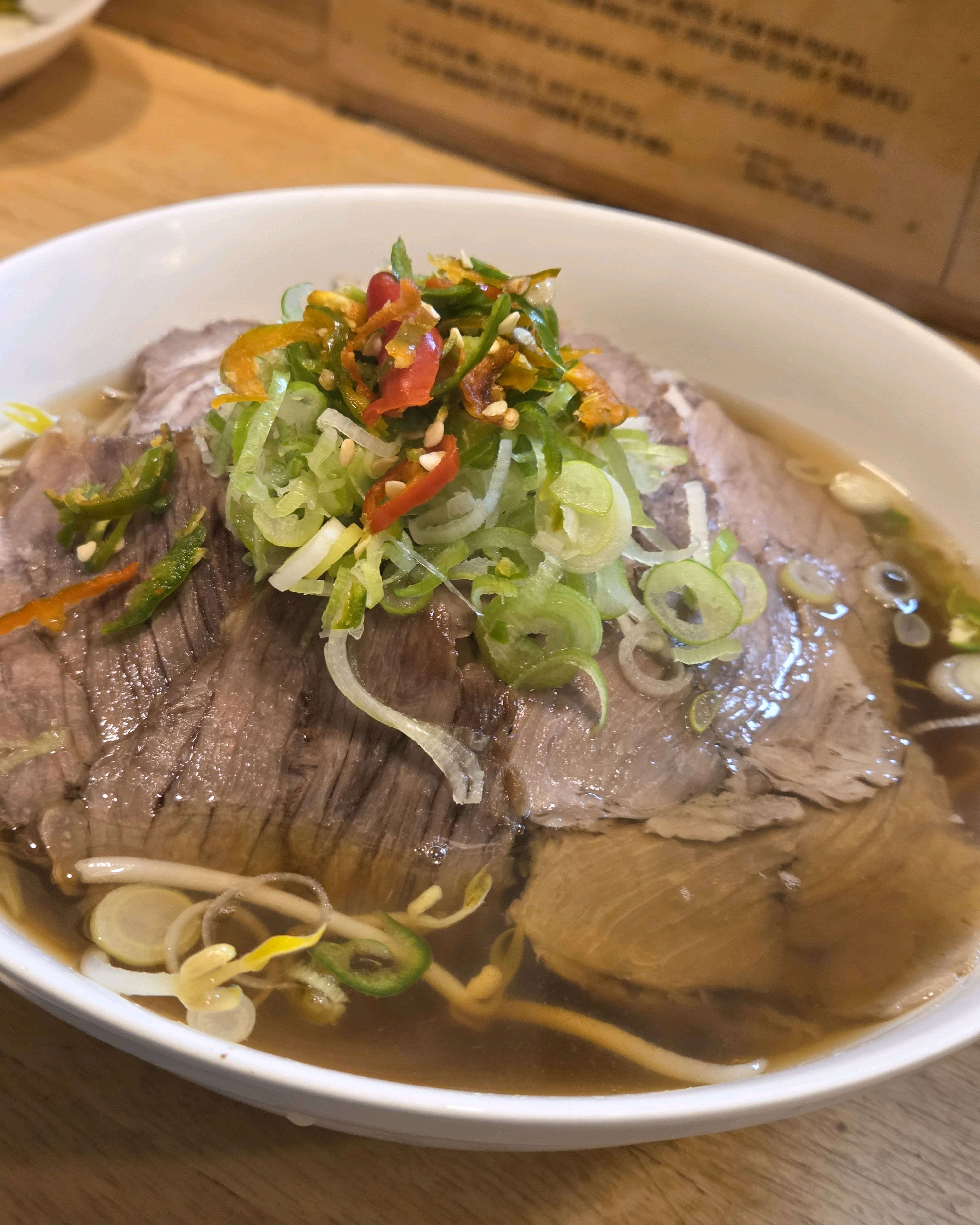 재료도 푸짐하고 면도 얇아서 너무 맛있었어요 무엇보다 조용히 먹을 수 있다는 점이 좋았습니