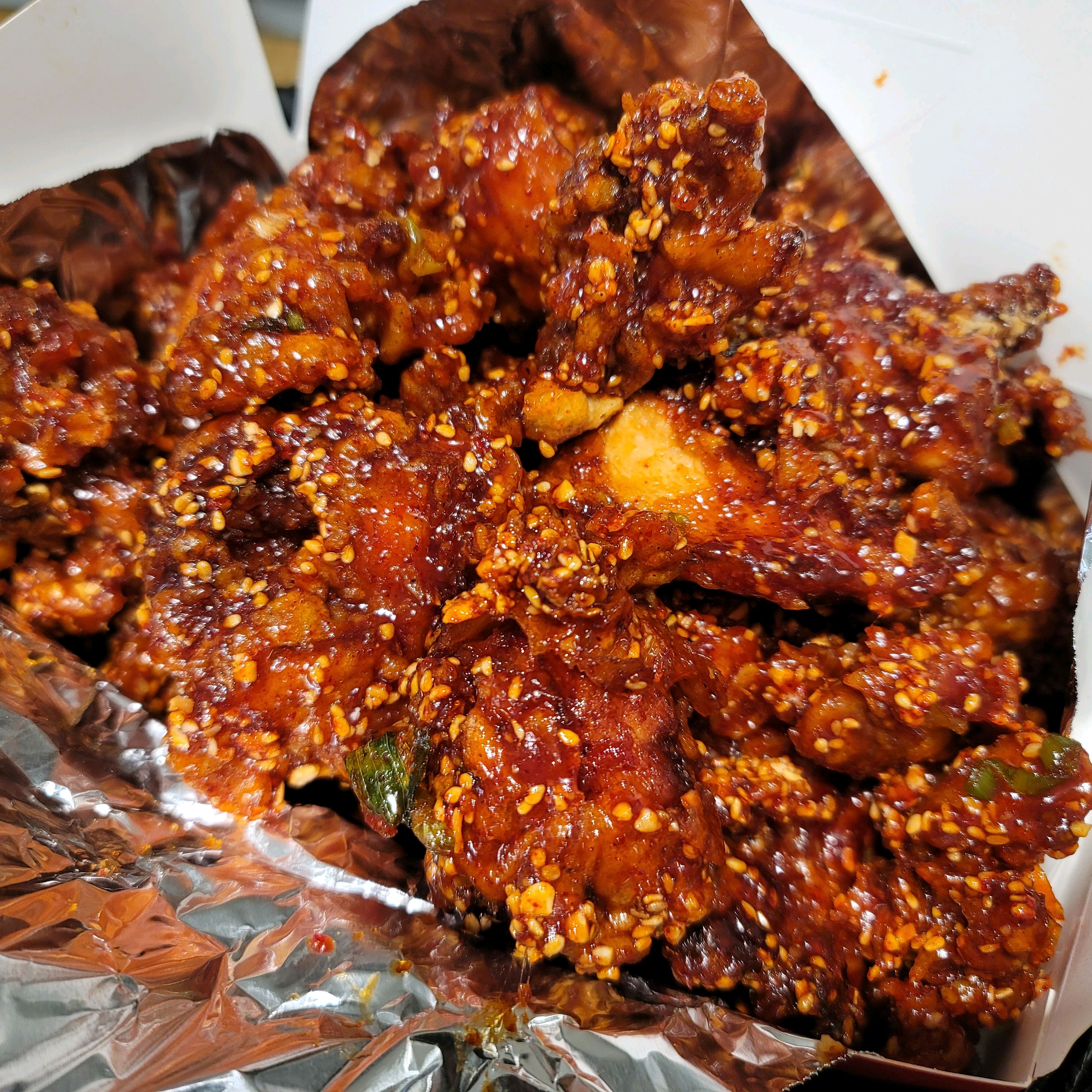 대오통닭 사먹었어요. 다른 닭강정과 다르게 닭의 조각이 작아요. 그래서 강정 부분이 많습니