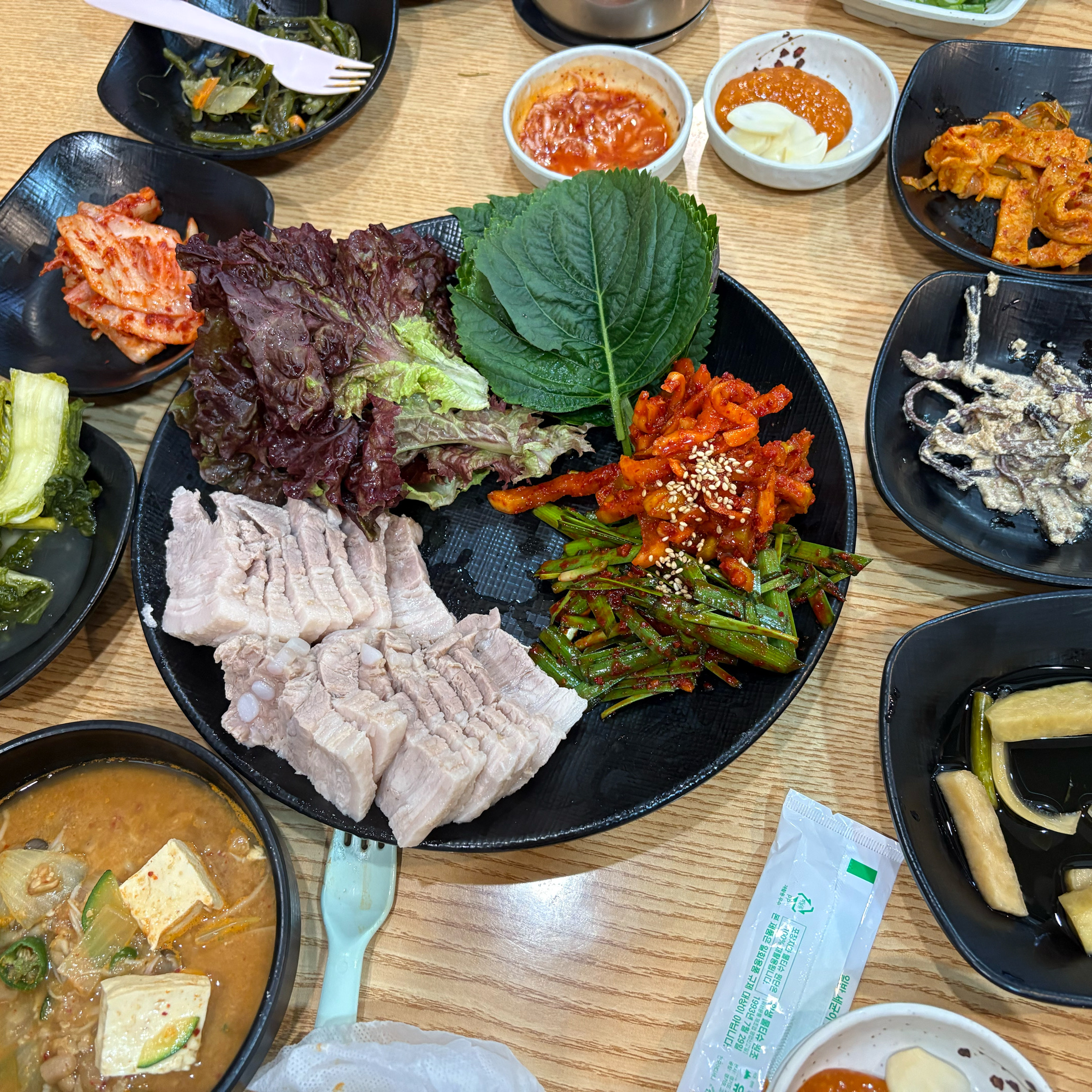 지나가는 길에 들렀는데 보쌈정식 반찬도 모두 맛있고 청국장이랑 보쌈도 최고에요!! 보쌈은