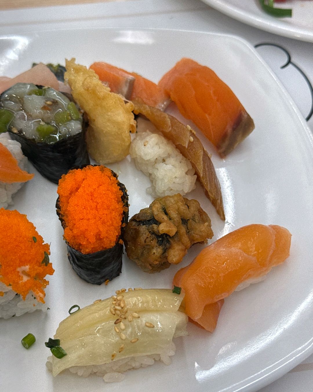 초밥 종류도 많고 다른것도 먹거리가 많아서 맛있게 먹었어요 - 안산 맛집 다이닝원 안산점