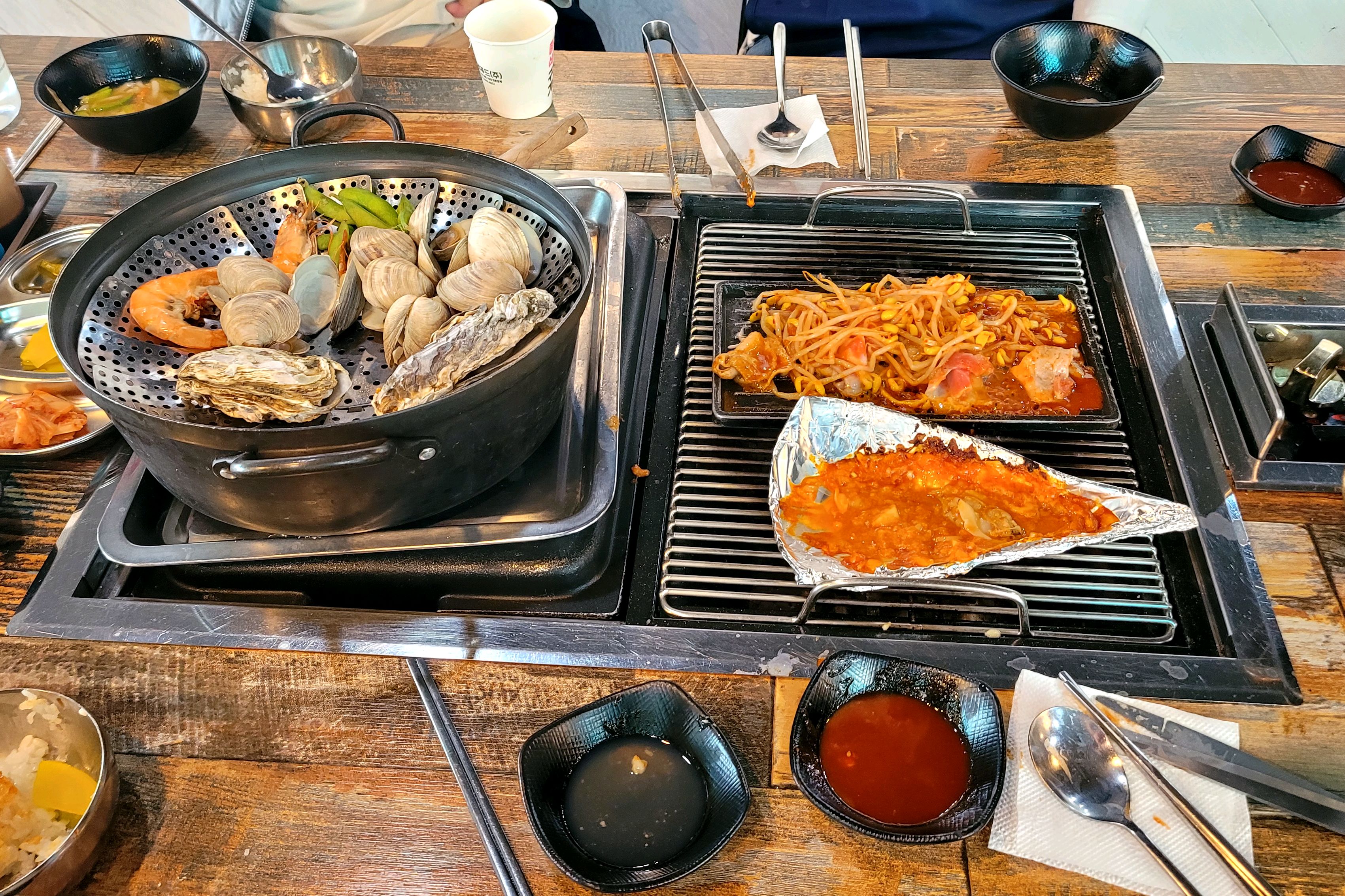 조개구이랑 조개찜 거기다 대패삼겹까지 다양한 메뉴가 나오네요~ - 아바이마을 맛집 명품고기랑조개랑