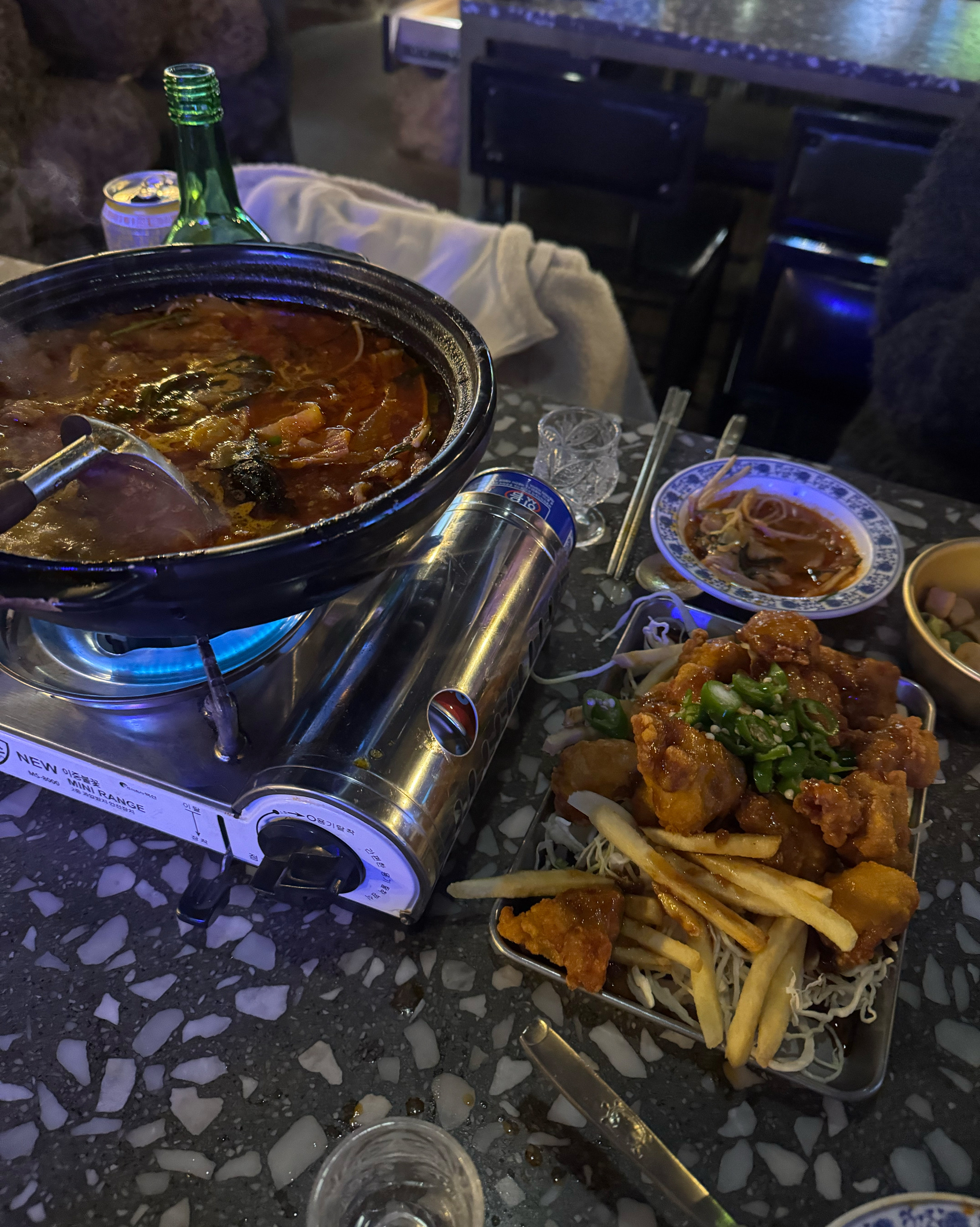 음식이너무 맛있어서 한 입 먹자마자 눈물 나왔뎌욤 ㅎㅎ 자극적이지 않으면서도 깊은 맛이 느