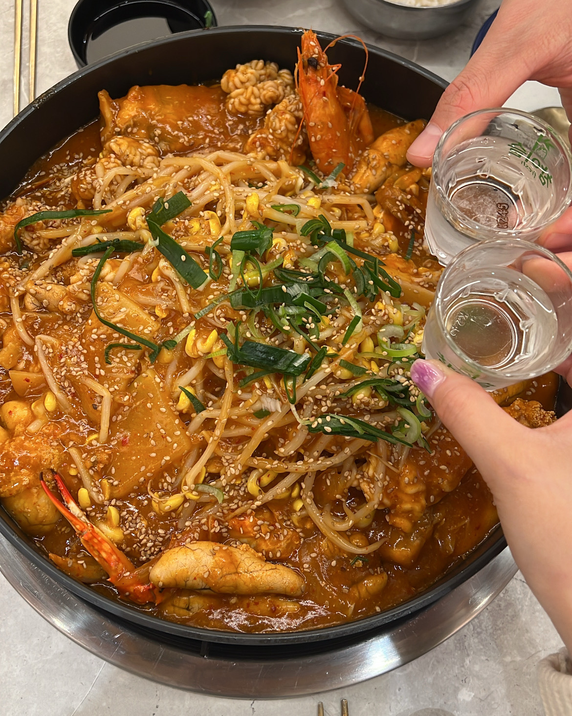가오리찜 처음 먹어보는데 최고에요!! 알곤이랑 같이 있는 해물가오리찜 꼭드세요~~~~ 소주