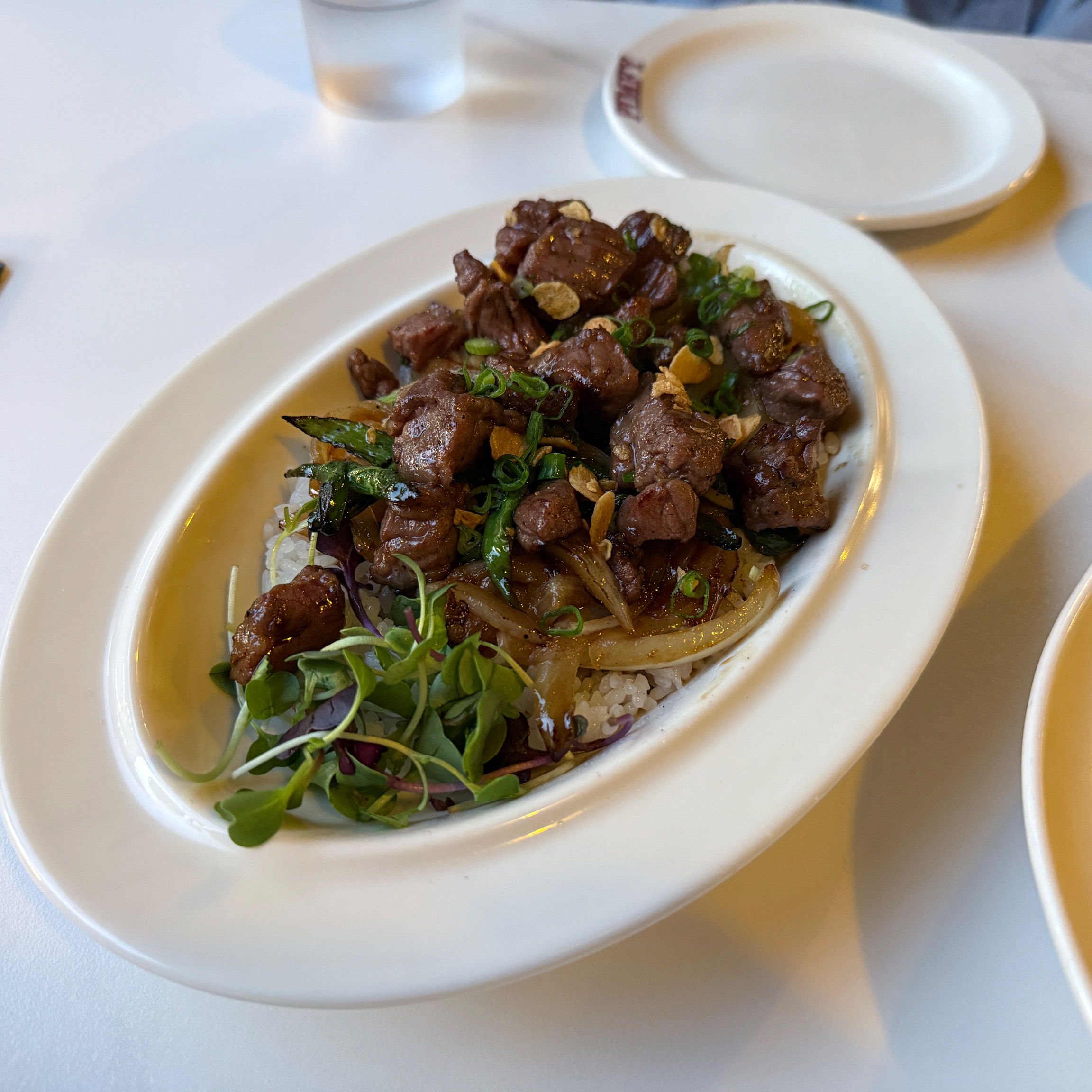 분위기가 좋은 것에 비해서 너무 붐비거나 시끄럽지 않아 좋았어요! - 성수역 맛집 핌피 성수