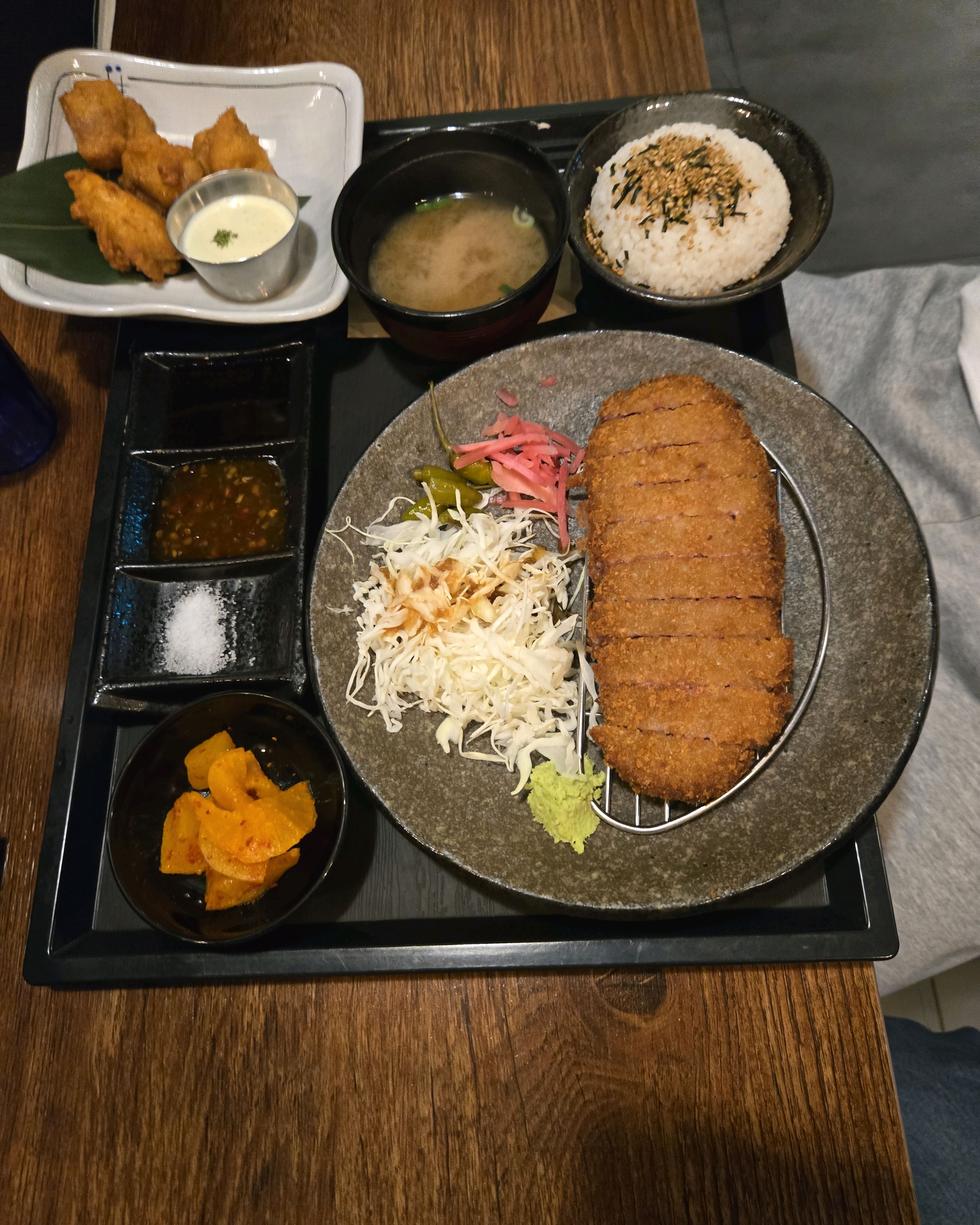 쇼핑하고 아이들하고 밥먹으러 왔어요~ 대기없 들어와서 앉았구요 음식도 맛있었어요~안양범계오