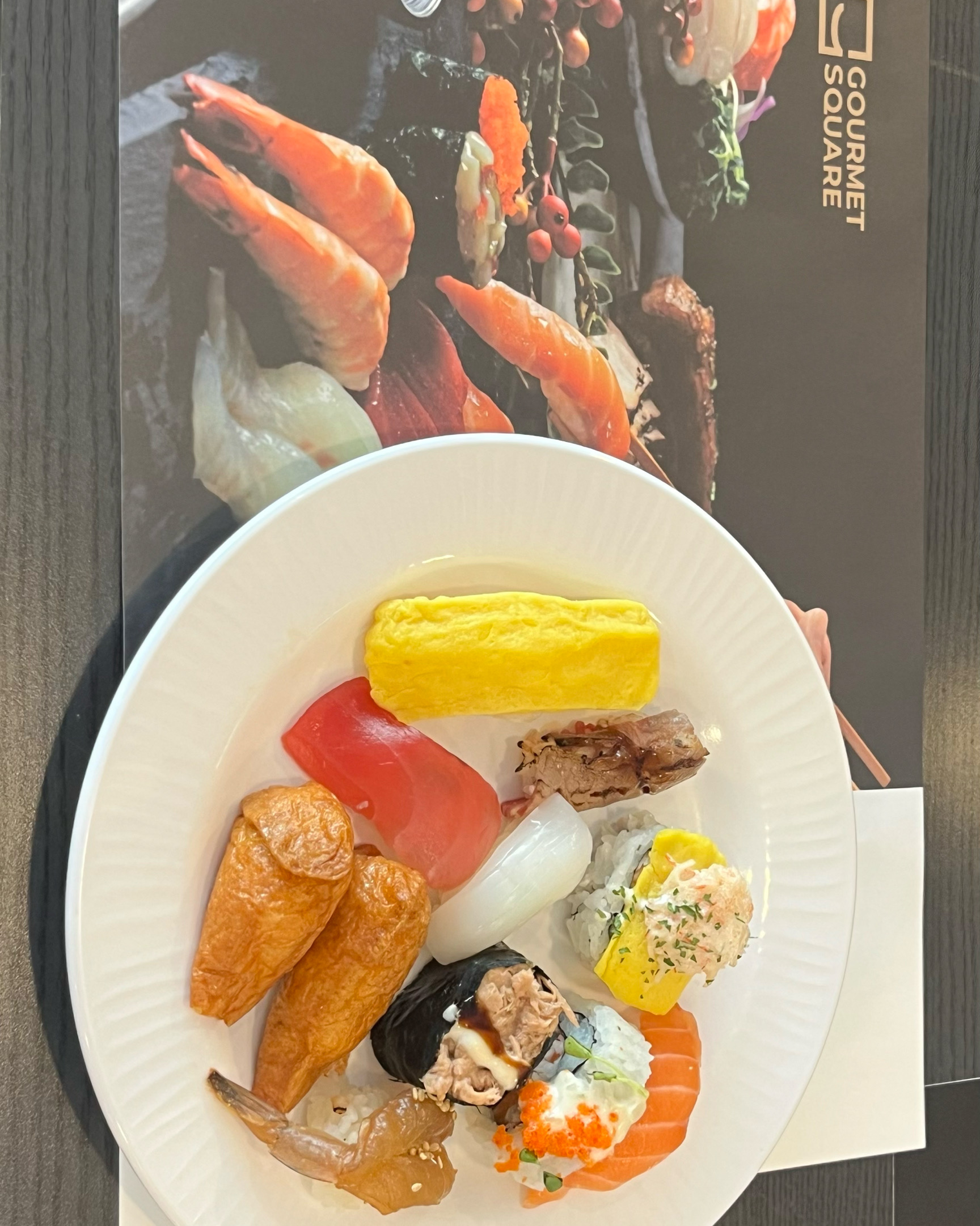종류가 다양하고 접시에 담아 오는 음식 마다 다 맛있고 놀이방도 있어 아이들과 방문하기에도