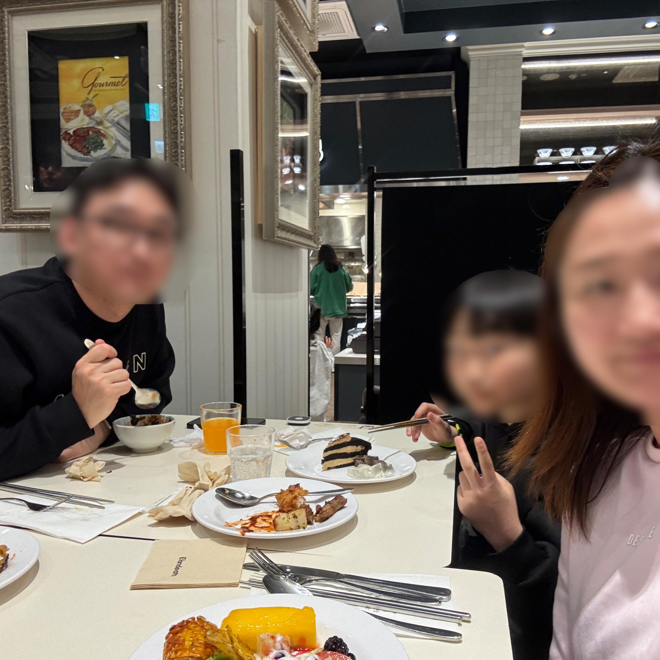 아이 생일이라 방문했어요~ 아이가 너무 좋아해요~ 음식 리필도 잘되고 평일에 갔는데도.