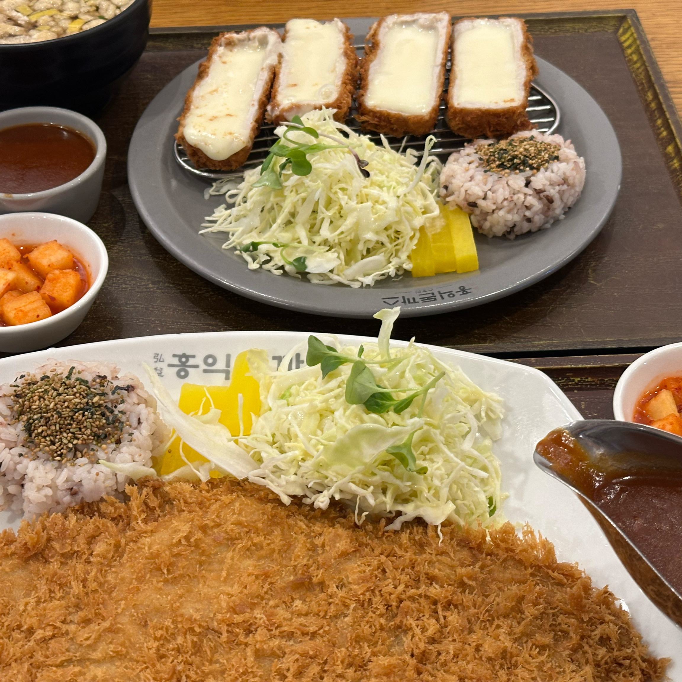 홍익 돈가스의 제일 큰 장점은 양이 많고 밥이 무한리필이라는거!! 너무 맛있기도 하고 튀김