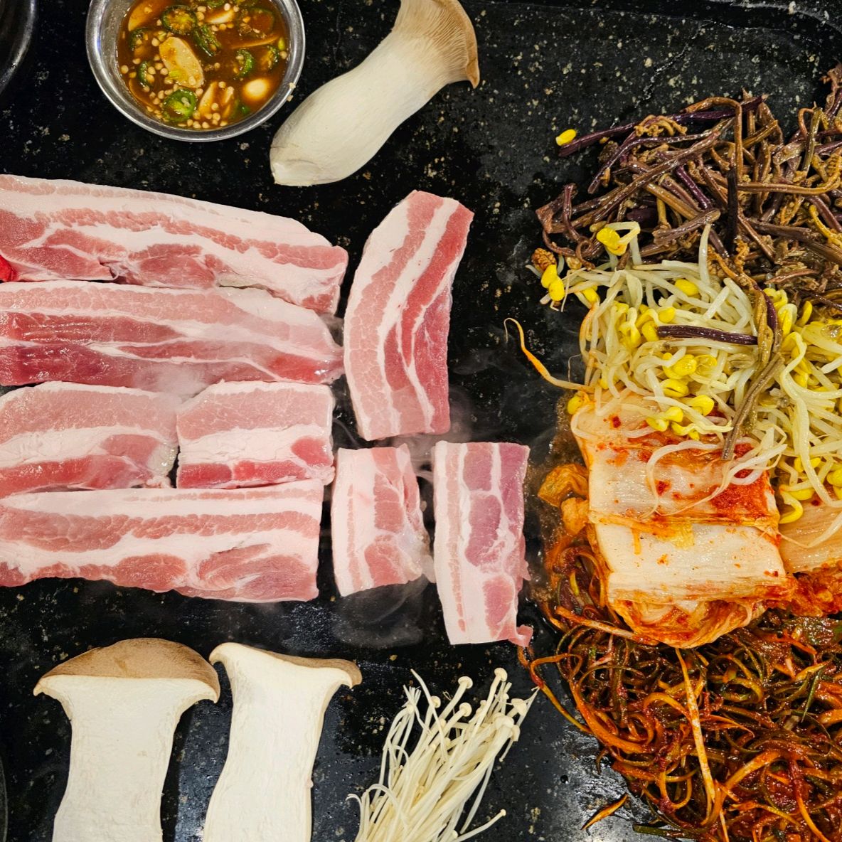 빠박이네 고기는 정말 맛있어요 아이들도 좋아해서 가족과도 오기 좋은곳이에요 마지막엔 볶음밥