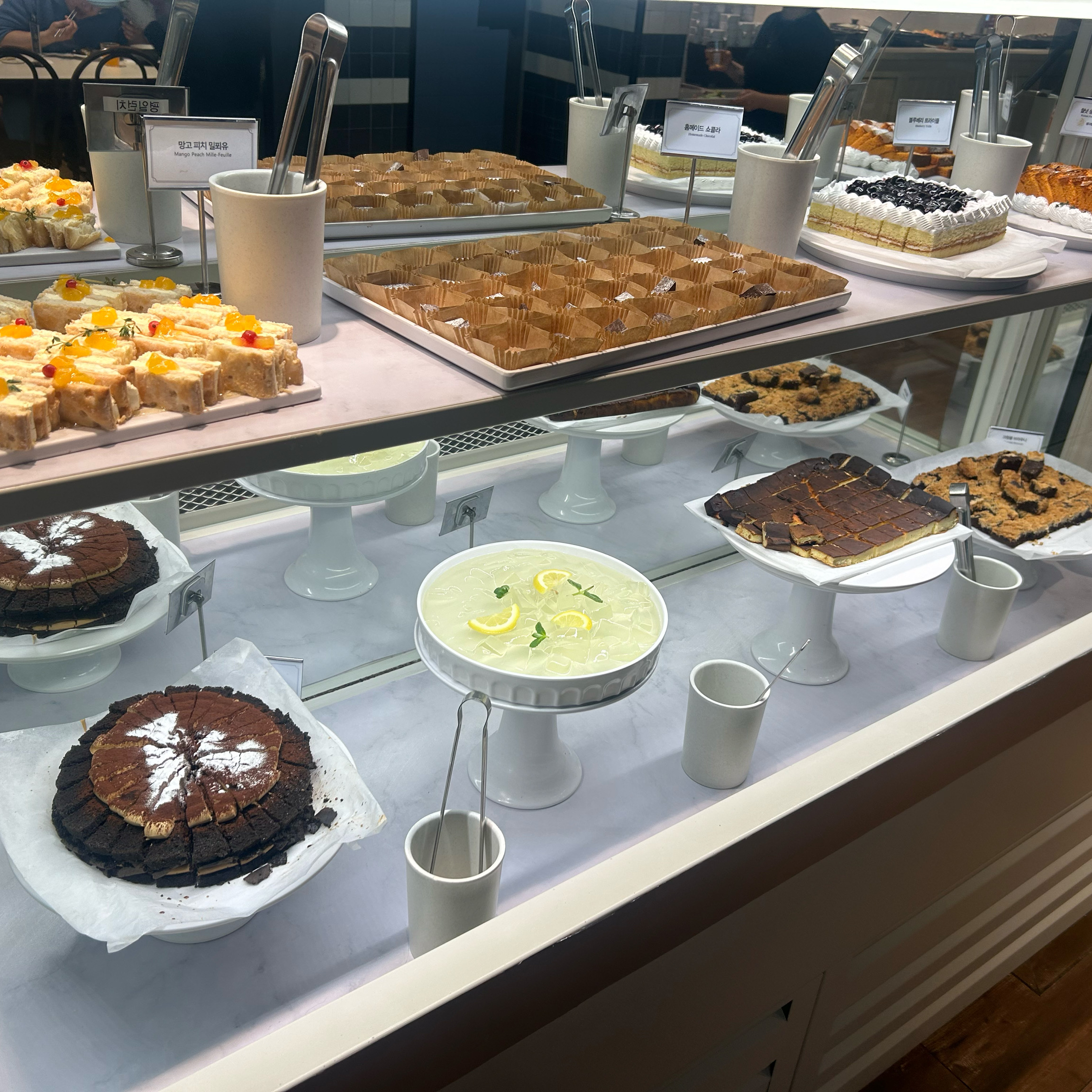 카운터 젊은 여직원분은 애슐리캐시쓸려고 뮬어보니 건성건성 대답에 저 끝나지도 않았는데 다음