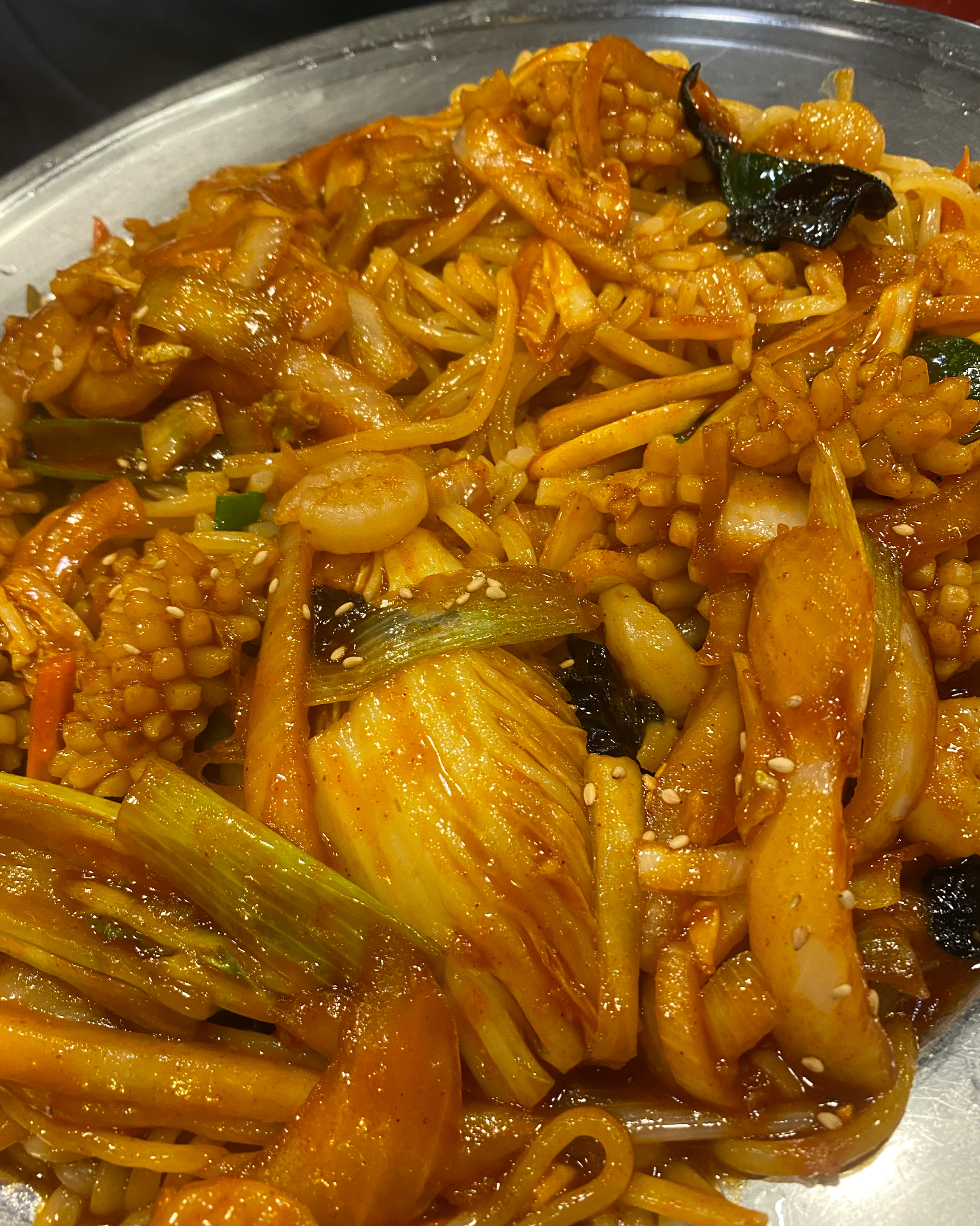야끼우동이랑 탕수육 같이 번갈아 먹어야 맛있는데.. 이날따라 탕수육이 많이 늦게 나왔어요.