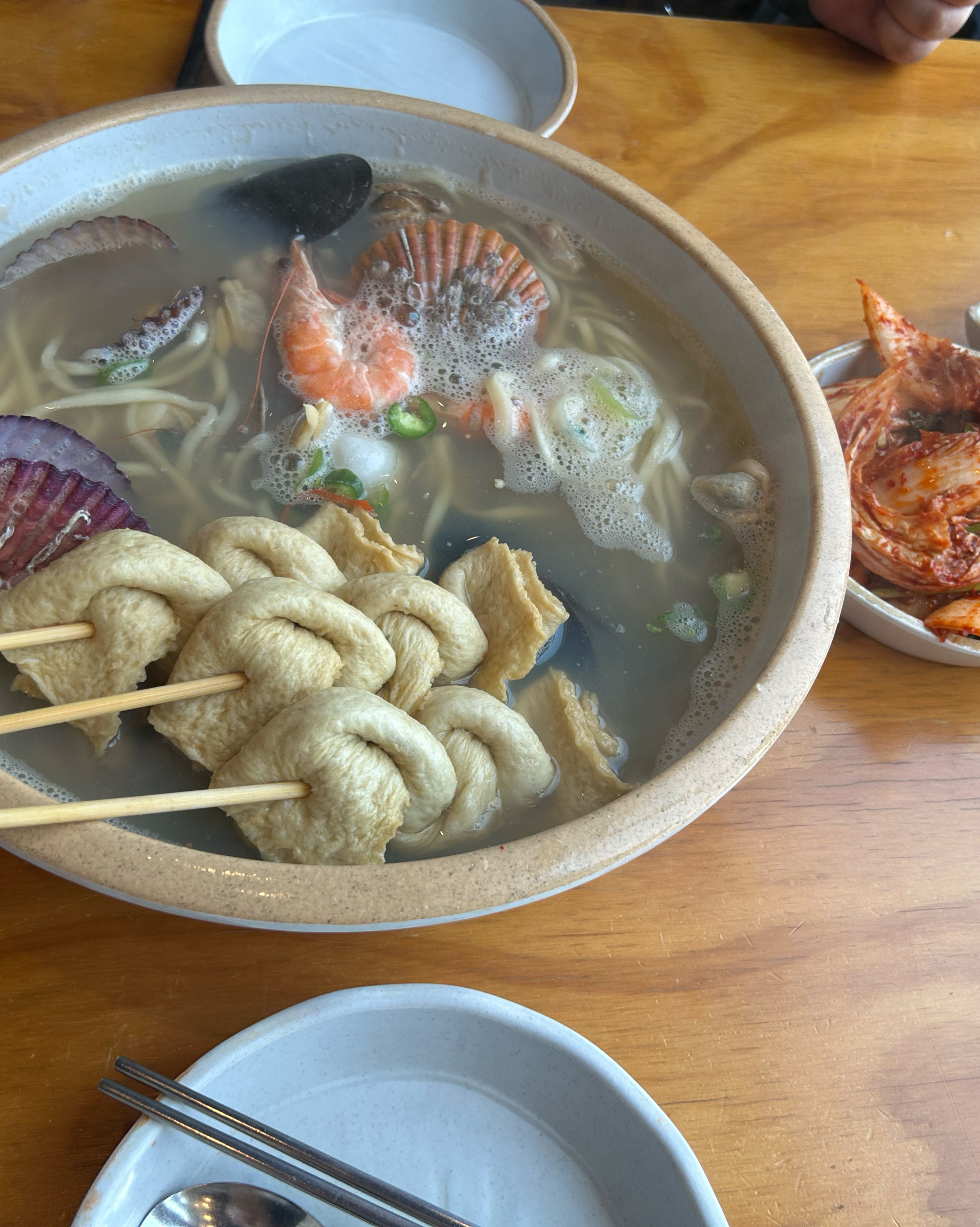 매장이 넓고 주차장이 잘 되있어요. 겉절이는 맵지 않고 맛있어요. 해감이 잘 되있어서 좋았