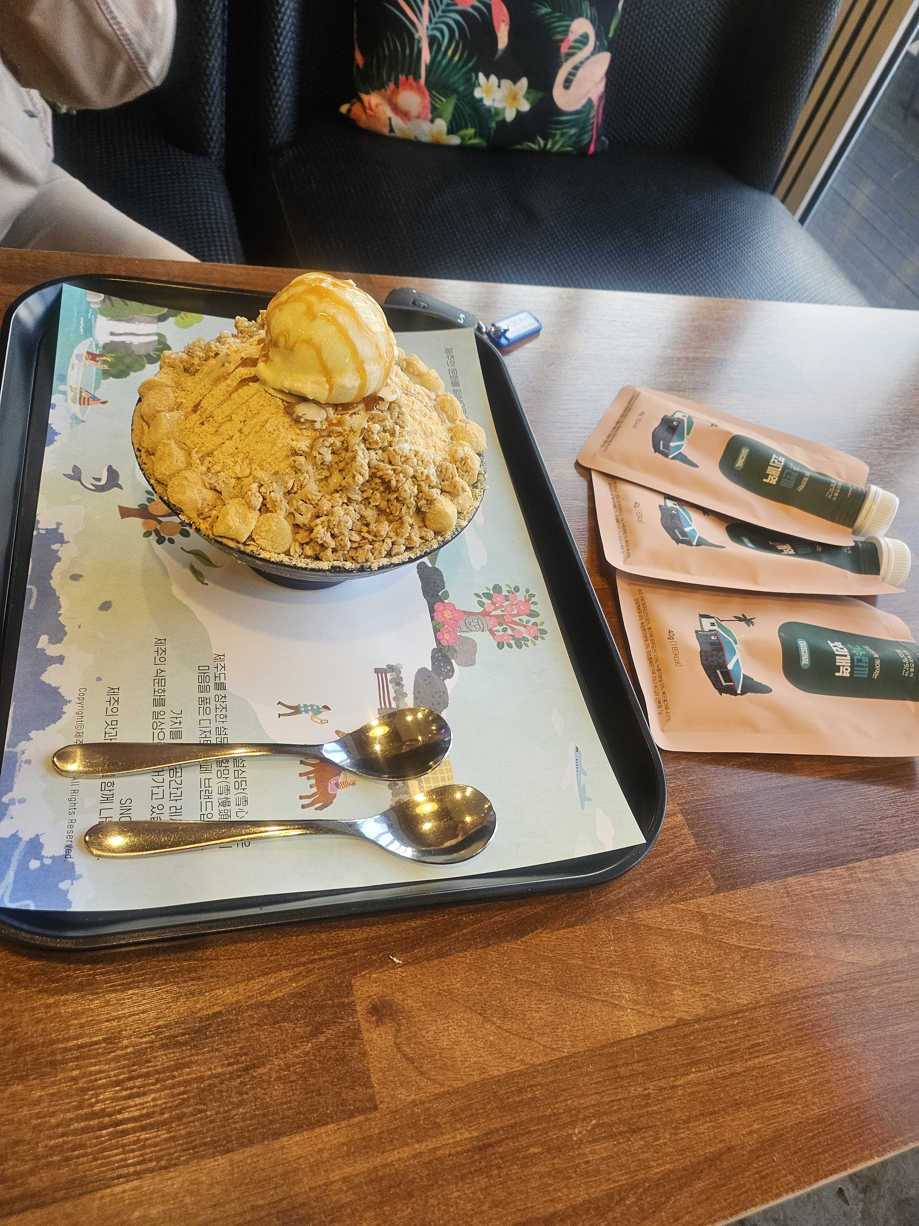 맛있고 카페 내부가 넓어서 좋아요. 통창 너머로 오션뷰가 보여서 감성적이에요! - 제주 맛집 제주설심당 본점