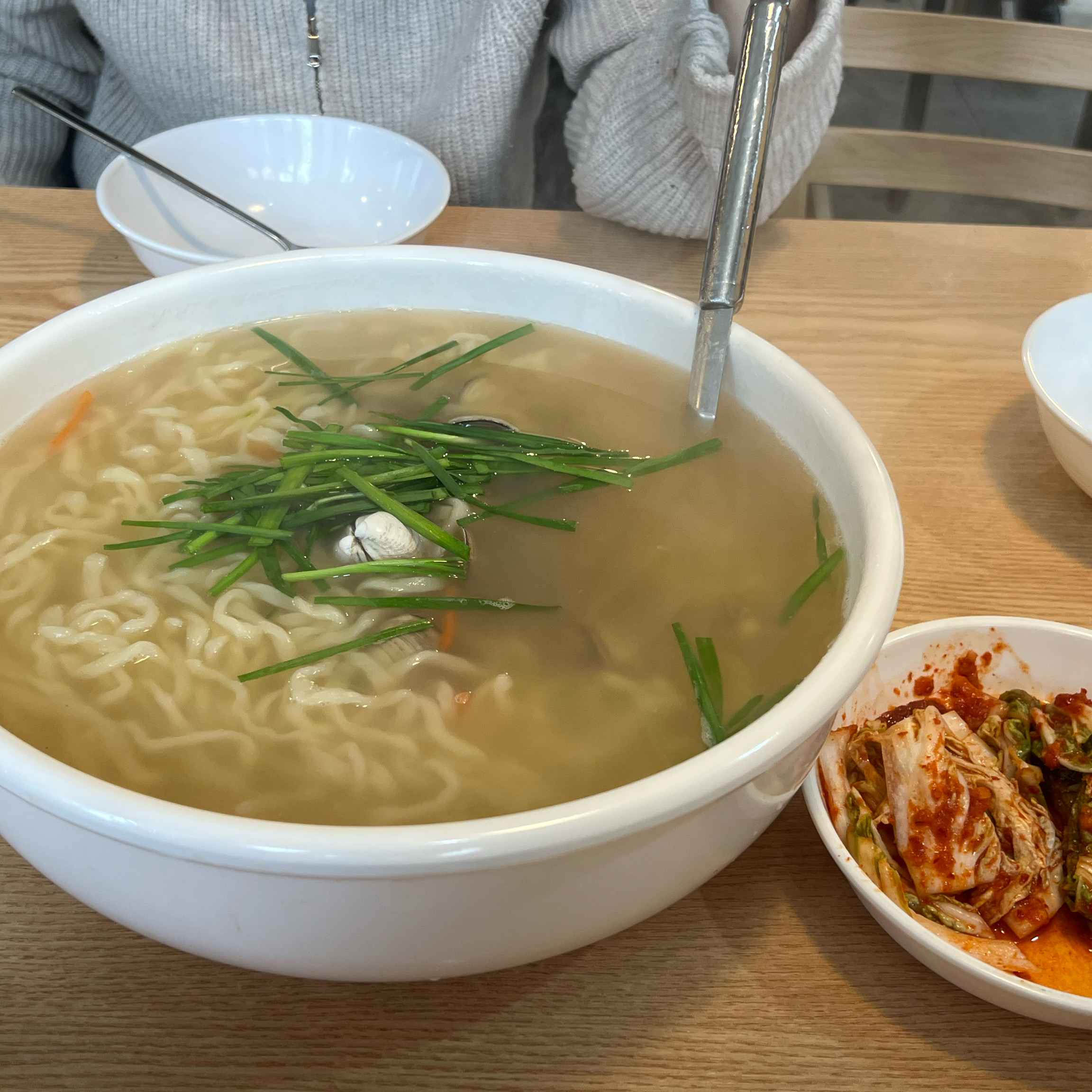 매운 김치와 물총칼국수 하나만 보고 들린집. 주말이라 웨이팅은 한시간 좀 못되게 했고 음식