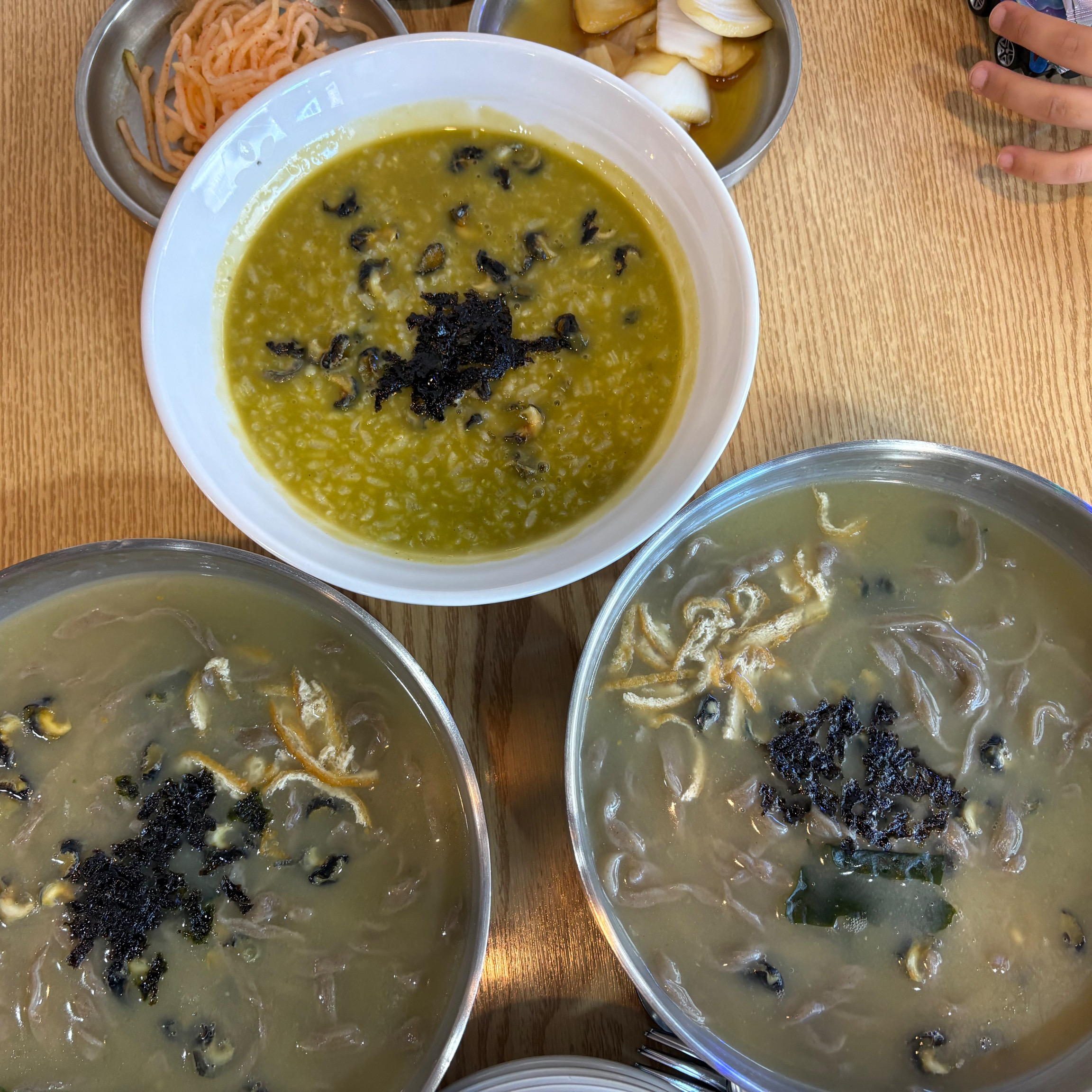테이블링 예약했구요 친절하시고 맛있어요 대중적인 맛이라 아이도 잘 먹었습니다 꼭 이집으로 