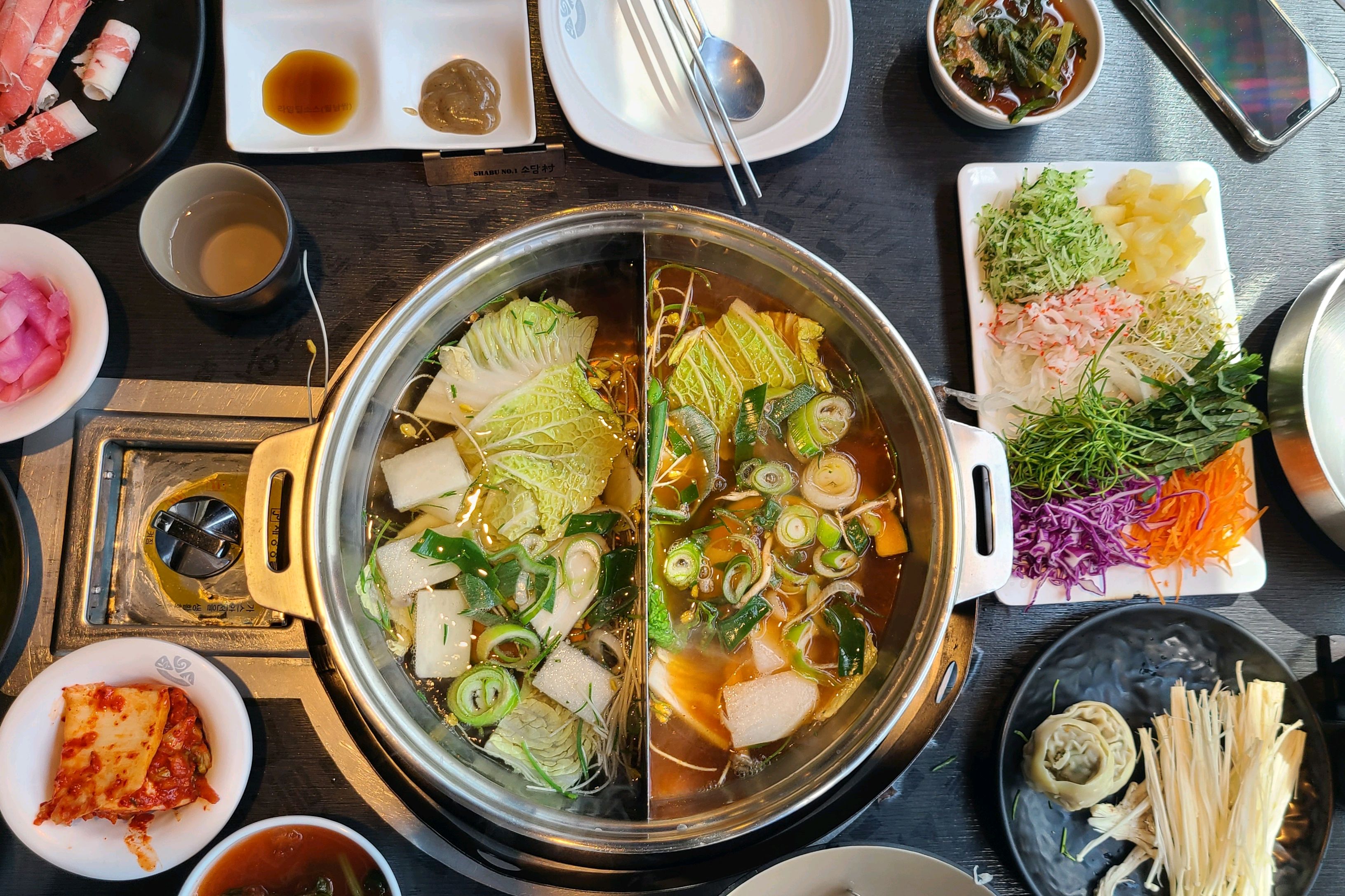 건강하고 맛있는 점심이었습니다.풀떼기 좋아하시는 분들에게 강추합니다.친절하고 야채 질도 좋