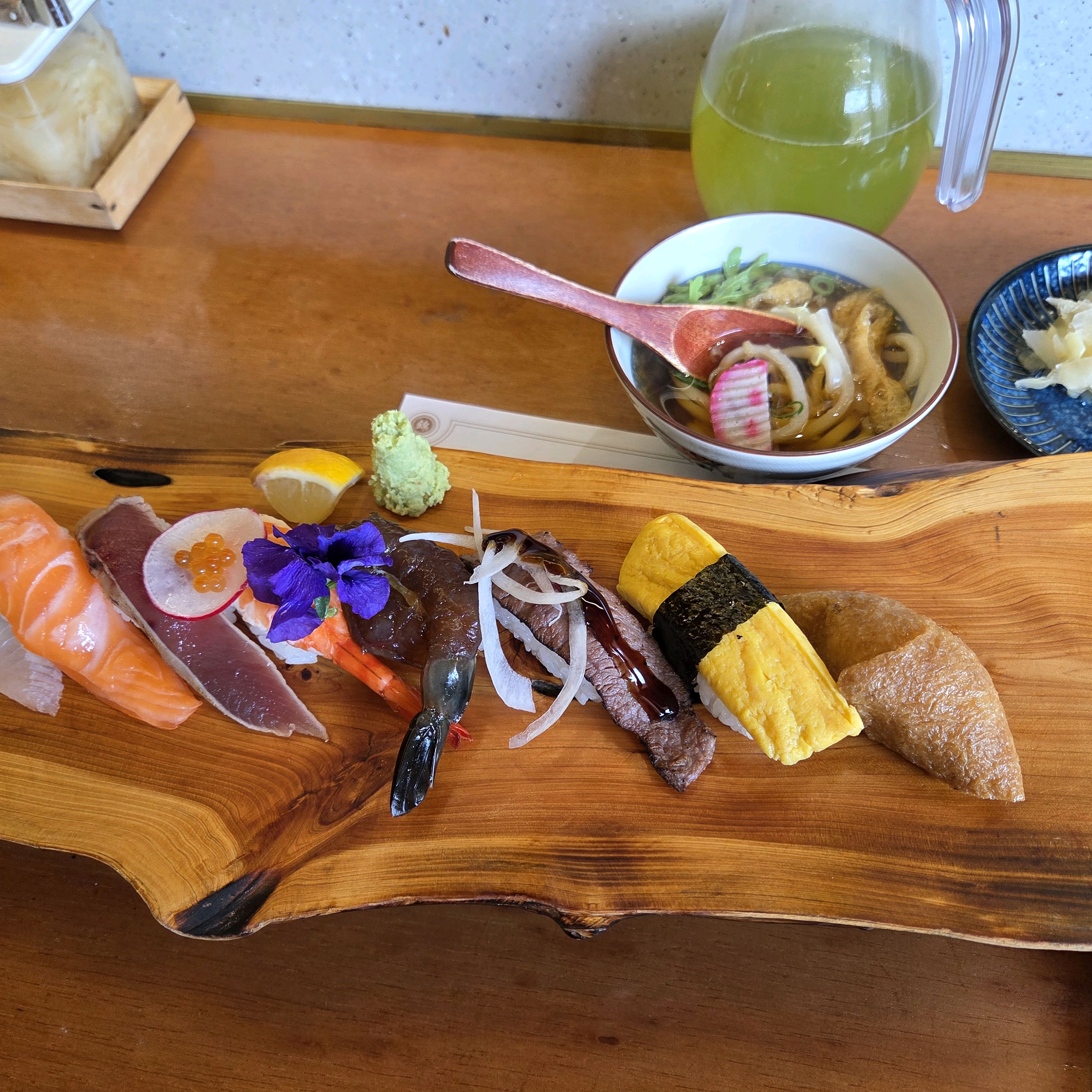 신선한 재료로 만든 초밥이 정말 맛있었어요. 다양한 종류가 알차게 담겨 있어 먹는 재미도