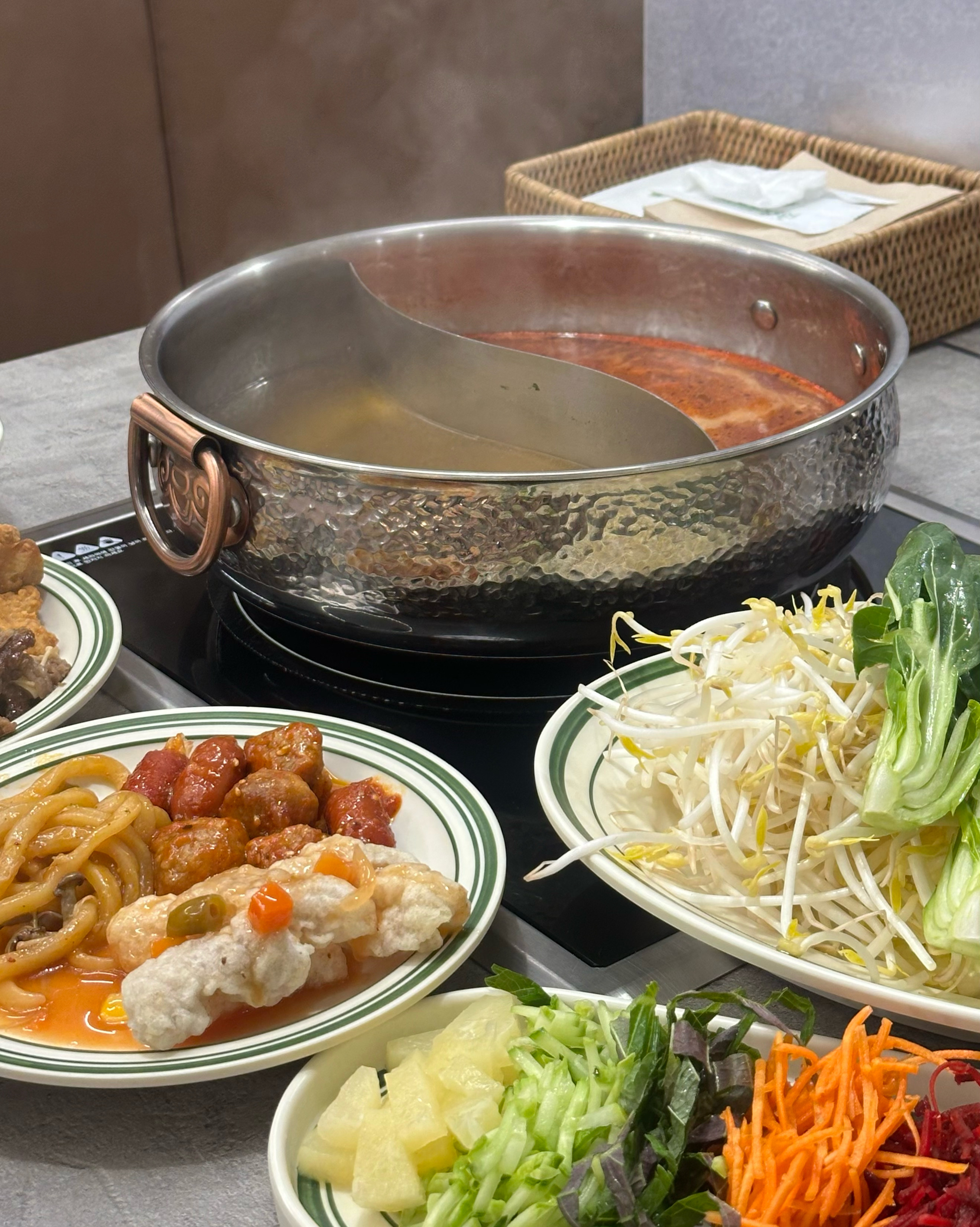 재료들이 모두 신선하고, 육수도 깊고 진한 맛이 정말 최고였어요 👍🏻 샤브샤브에 편백찜,