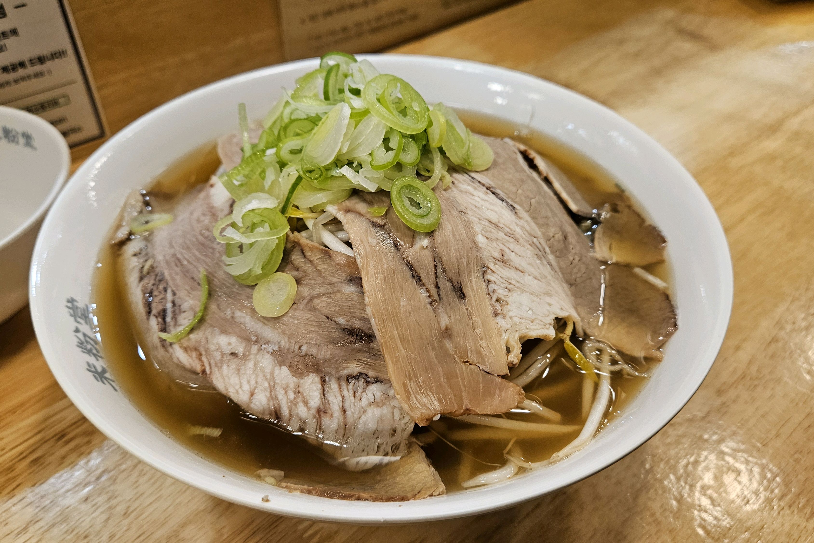 아이랑 같이 방문했는데 차돌박이 쌀국수 맛있네요. 핫소스와 해선장소스 비율도 추천대로 넣어