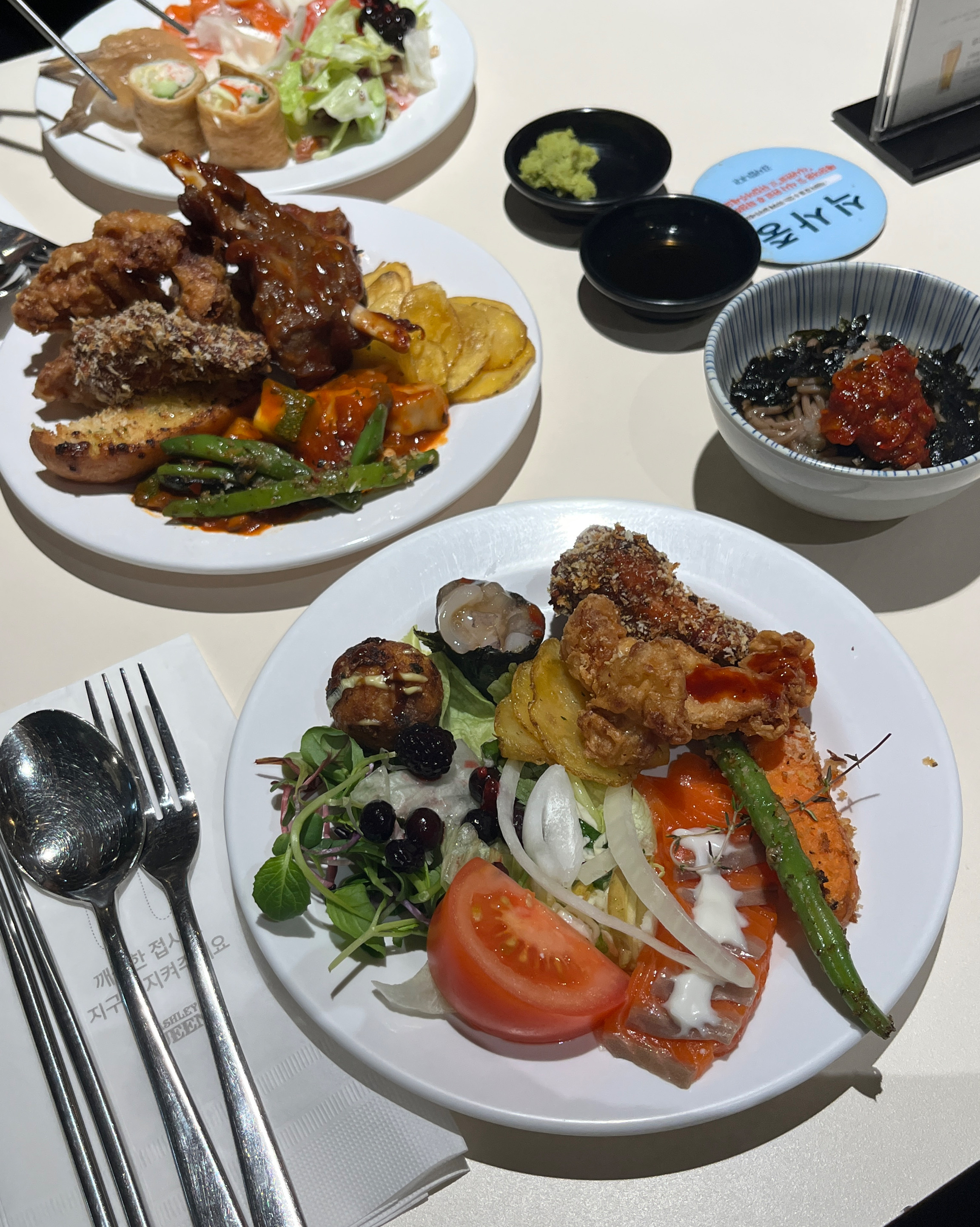 주말인데 비와선지 대기없이 들어가서 편하게 먹었어요. 시즌별 메뉴 조금씩 달라서 비교하는