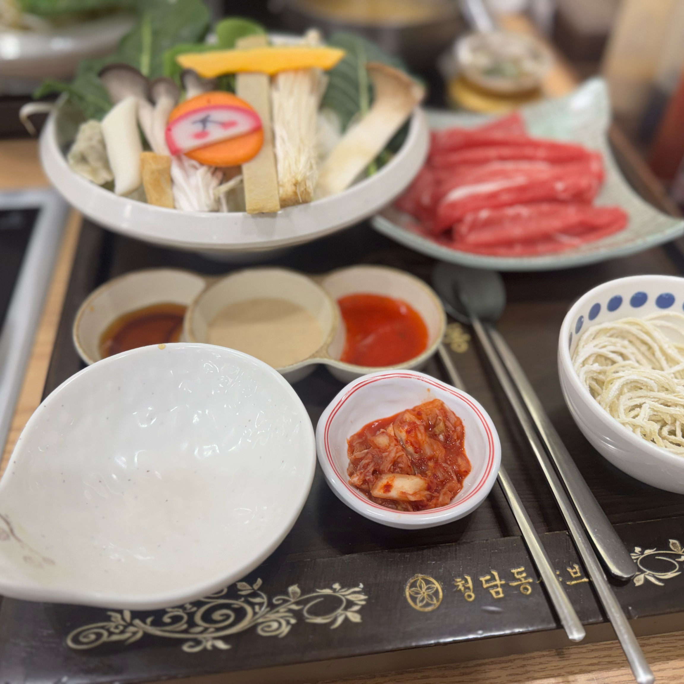 부모님이랑 조카랑 식사했어요 일인으로 구성된 세트랑 일인 구조의 인덕션이 편하고 좋긴 한데