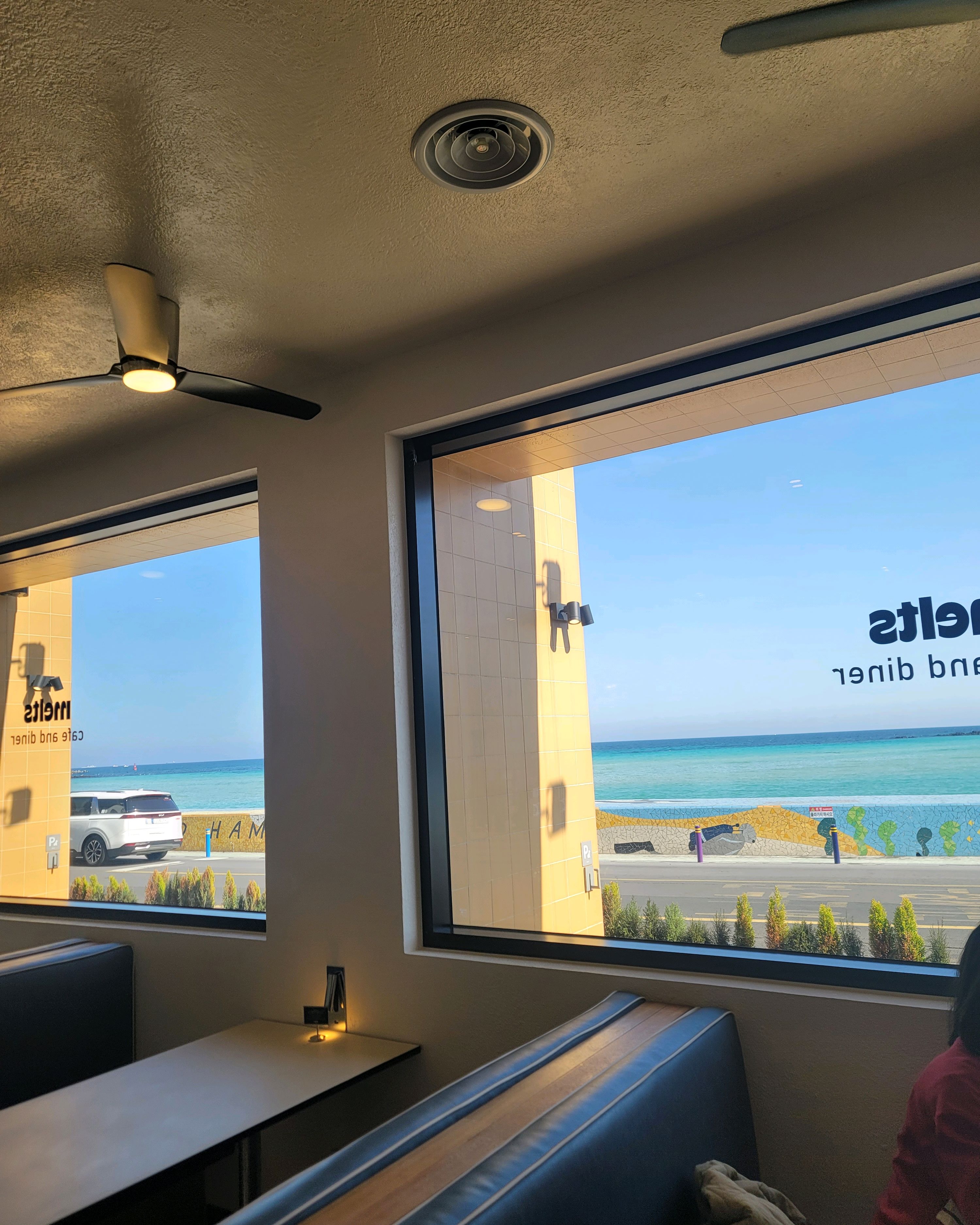 오션그랜드호텔 숙박하고 카페들렸는데 인테리어도 멋지고 창밖으로 보이는 함덕해수욕장이 너무 